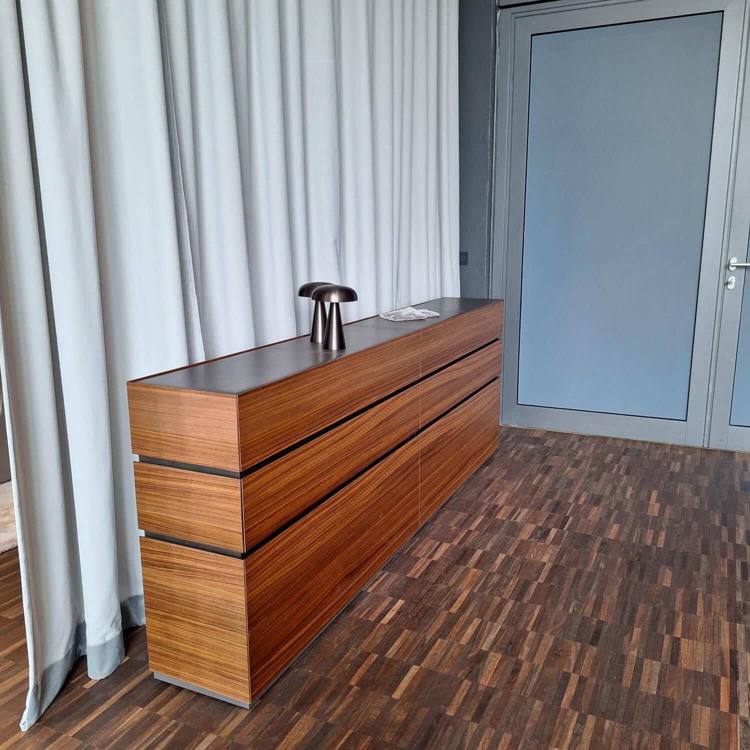 Interlübke - Sideboard Cube Nussbaum Canela Geölt Lederauflage Dunkelbraun Sockel Grau - 3