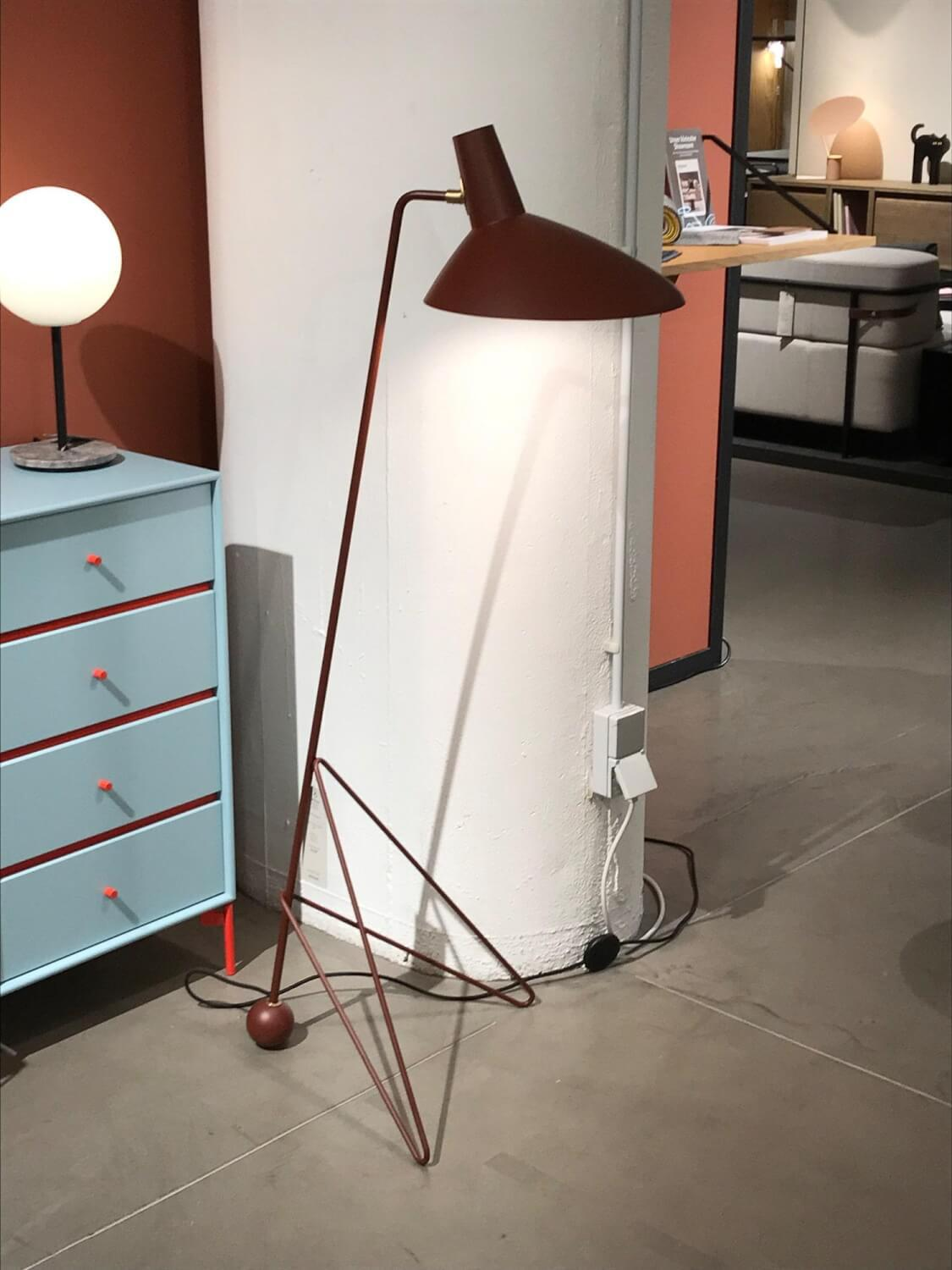 &tradition - Stehleuchte Tripod HM8 Farbe Maroon - 5