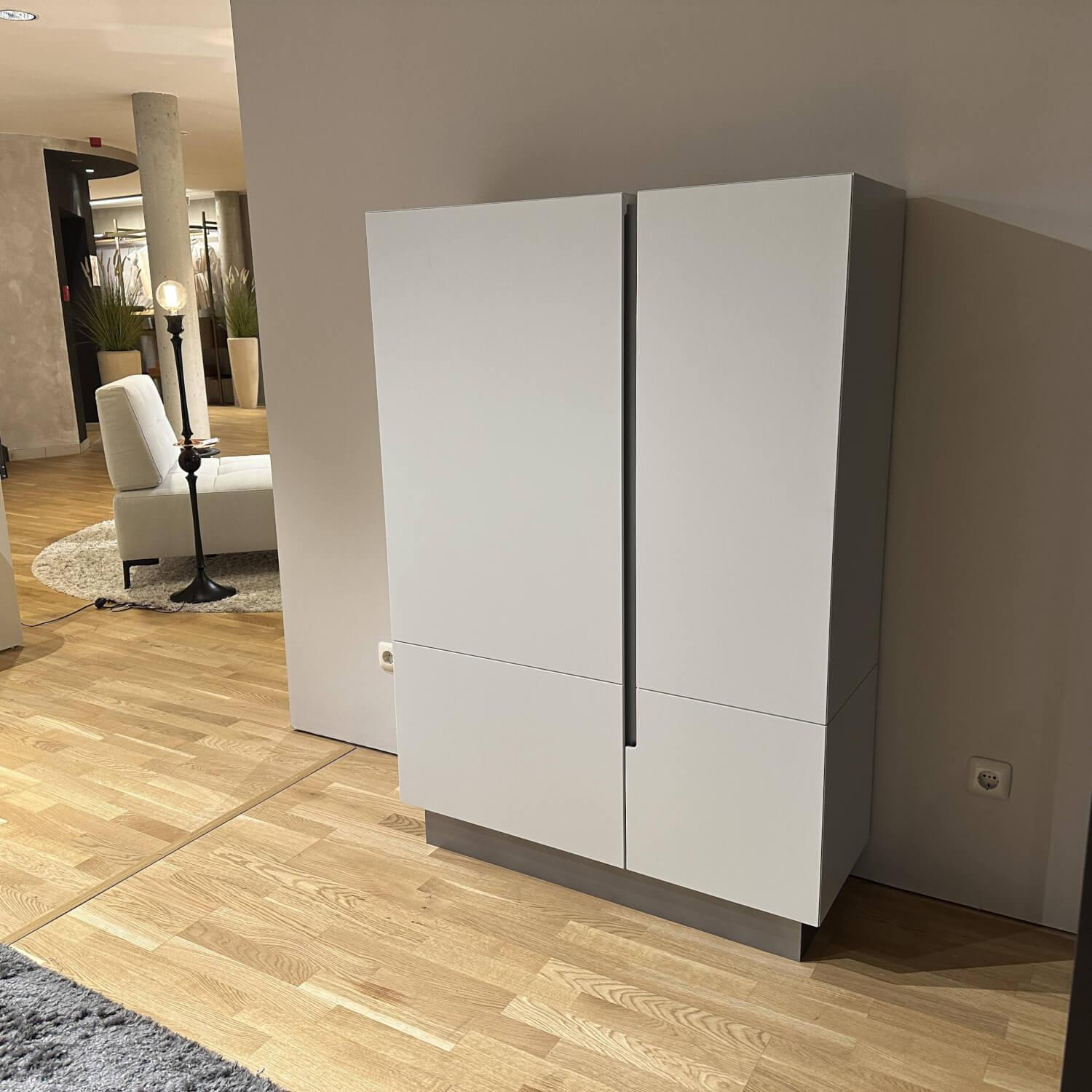 Christine Kröncke - Schrank Smartoffice GAP 100 Lack Matt Pearl Creme Sockel Effektlack Titan Grau - 7