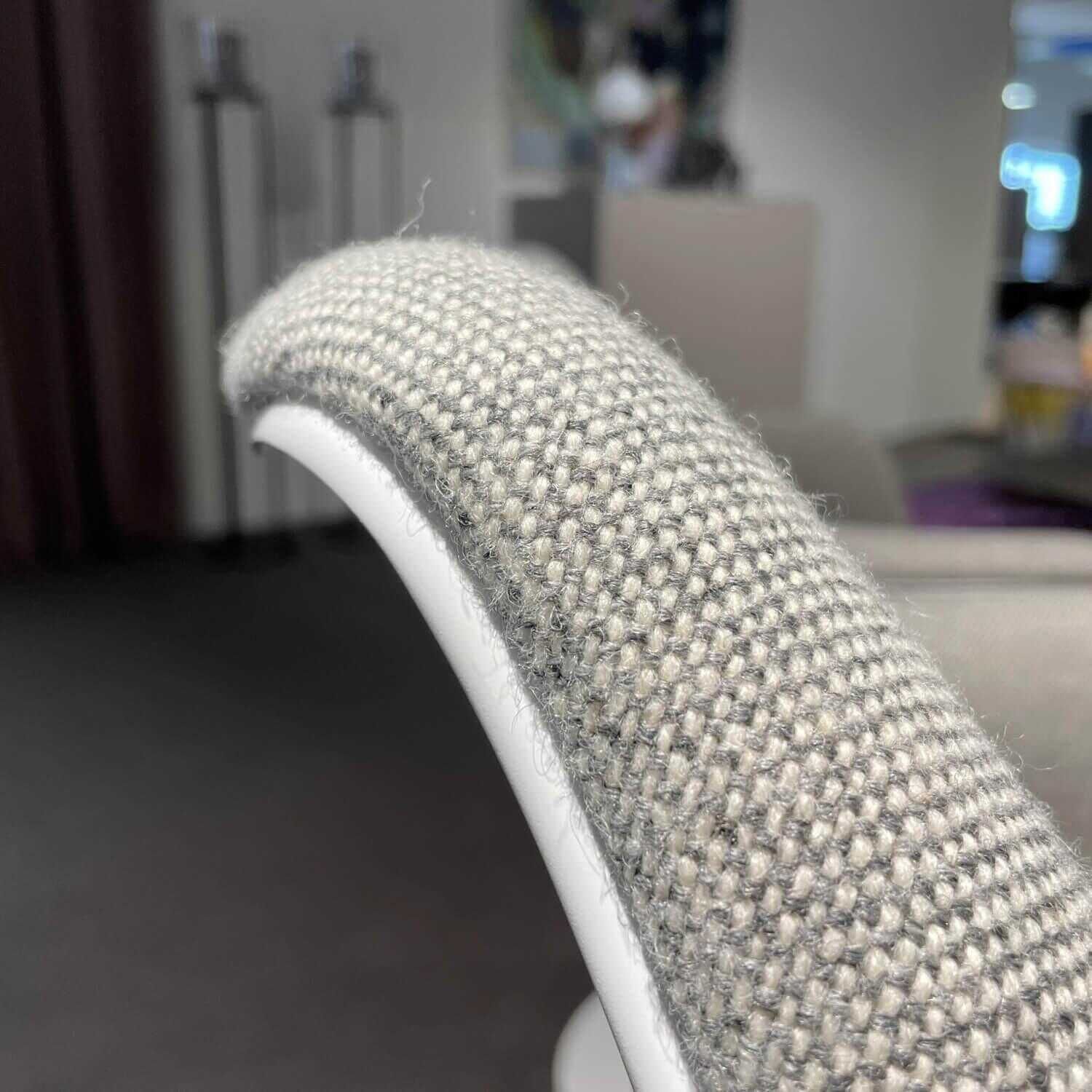 Knoll International - 2er-Set Armlehnenstühle Tulip Saarinen Schale und Gestell Weiß Innenschale und Sitzkissen Stoff Hall - 4