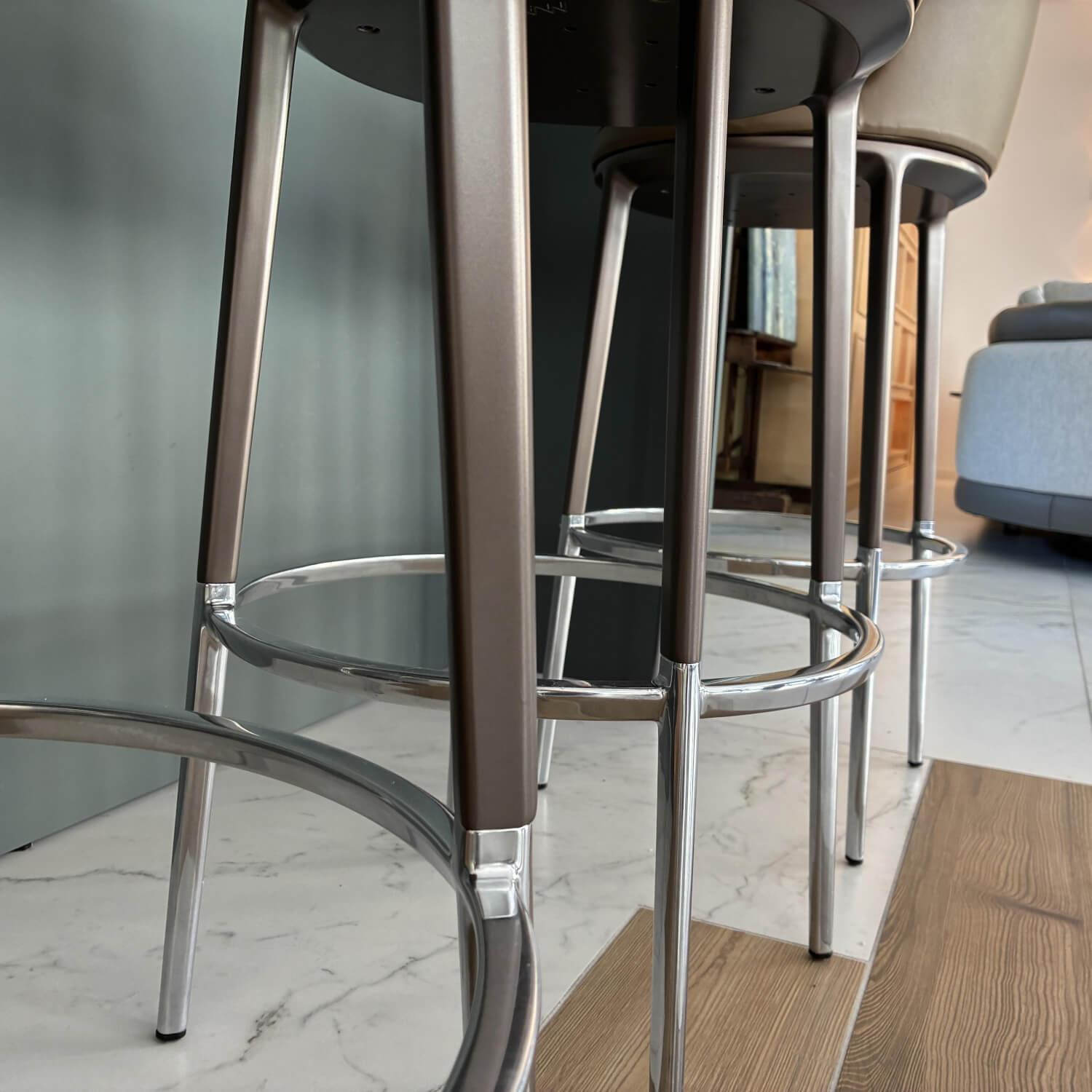 Maxalto - 3er-Set Barhocker Caratos Leder Gamma 280 Tortora Gestell Oben Bernsteinfarben Lackiert Unten Aluminium Glanzpoliert Drehbar - 7