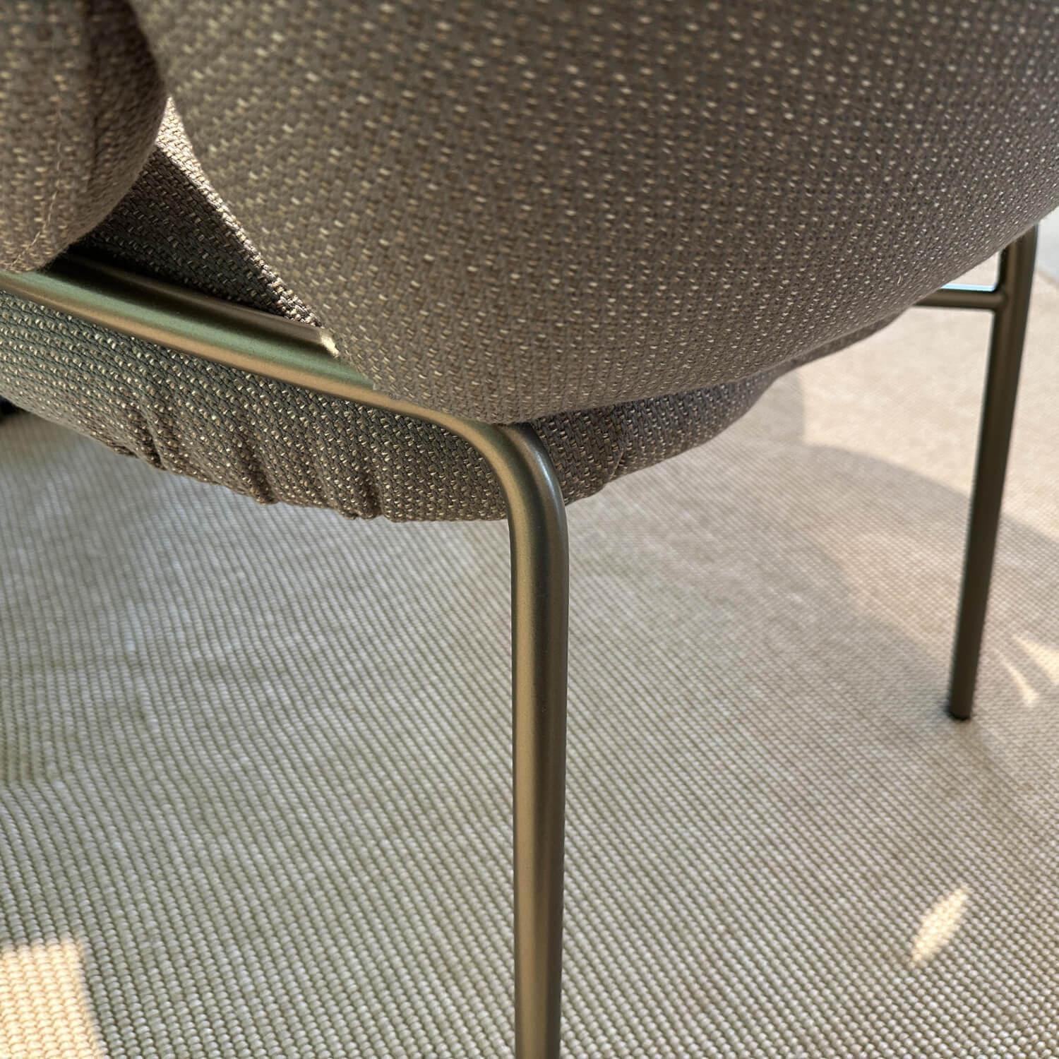 Freifrau - Outdoor Essgruppe BC07 Platte Travertin Triato Kiesel Grau Gestell Bronze Schwarz Nana Stoff Loopi Coconut Taupe Grau Braun - 4