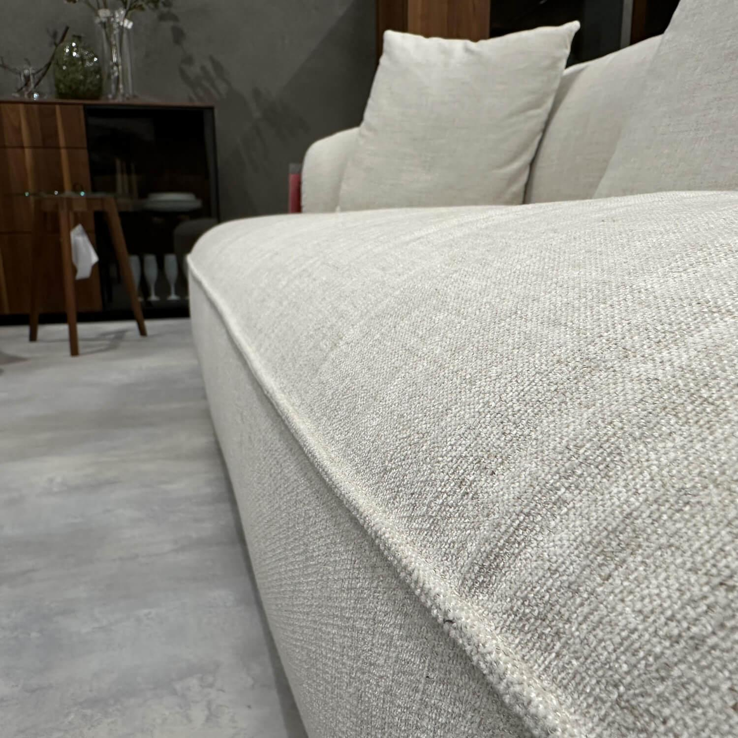 Walter Knoll - Sofa Ishino Innen Stoff Garbo 7737 Pearl Beige Weiß Außen Leder Velvet 1482 Sand Beige Sockel Lack Schwarz Mit Kissen - 4