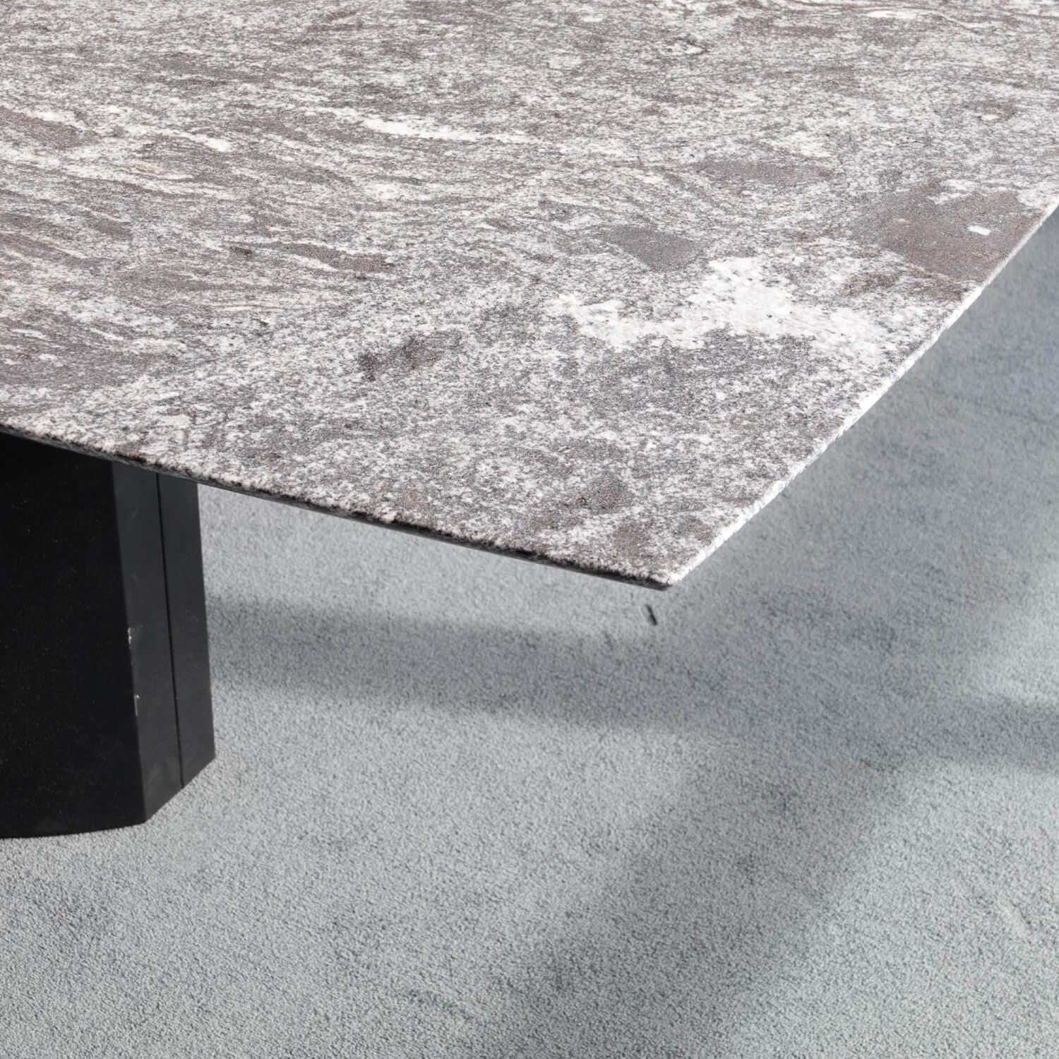 Draenert - Esstisch Adler ll Platte Gneis Silver Paradiso Grau Geledert Sockel Oval Schwarz Beschichtet Ohne Rollen - 3