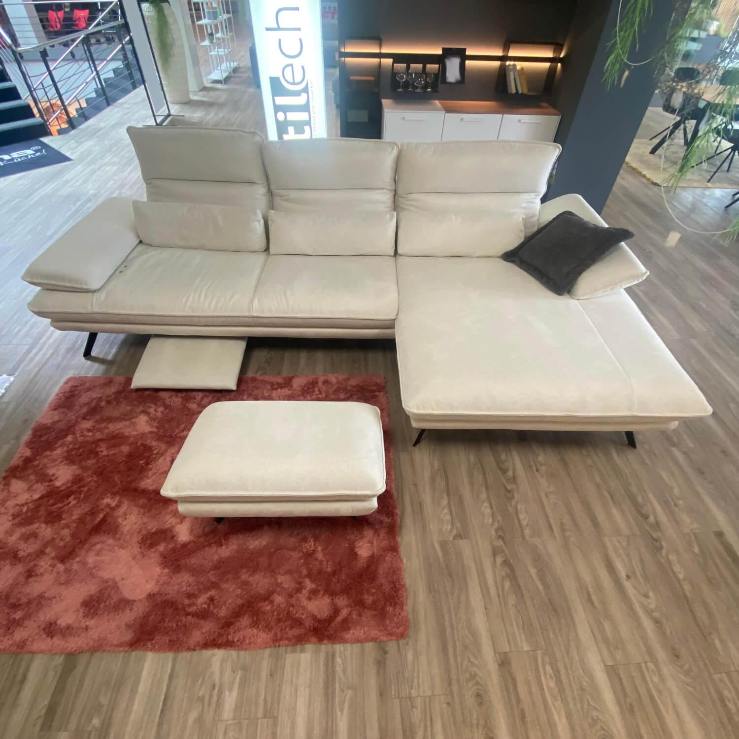 Hukla - Ecksofa Henner Stoff Cyber Cyber Natur Grau Beige Creme Gestell Und Füße Edelstahl Lackiert Schwarz Mit Elektrischer Fußablage Inklusive Hocker Und 4 Kissen - 10