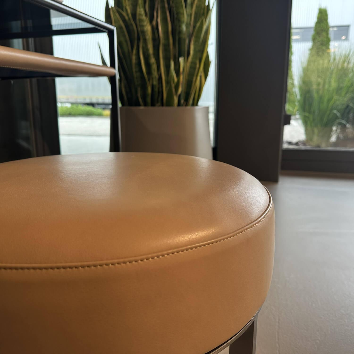 B&B Italia - Schreibtisch Quiet Lines Platte Rauchglas Und Leder Kasia 330 Nussbaum Braun Gestell Schwarz Verchromt Mit Hocker - 2