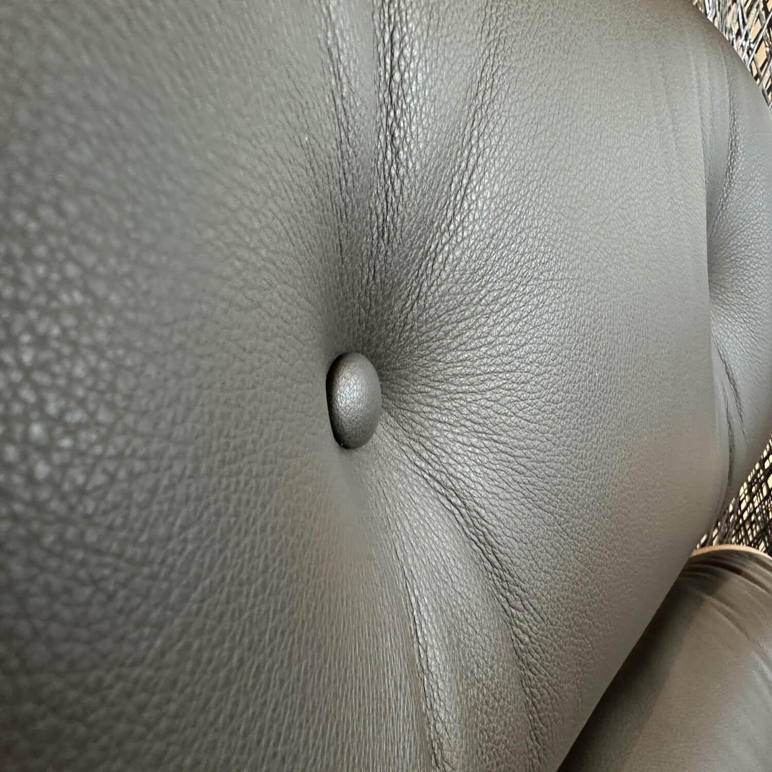 Vitra - Sessel Lounge Chair Leder Premium Braun Schale Nussbaum Schwarz Pigmentiert Gestell Schwarz Poliert Mit Hocker - 9