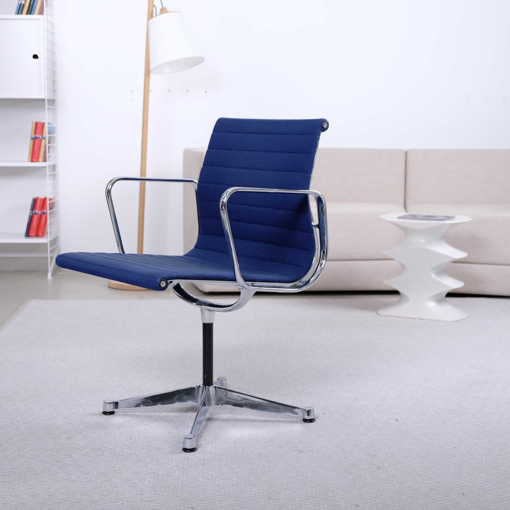 Aluminium Chair EA 107 Stoff Blau Untergestell Aluminium Verchromt