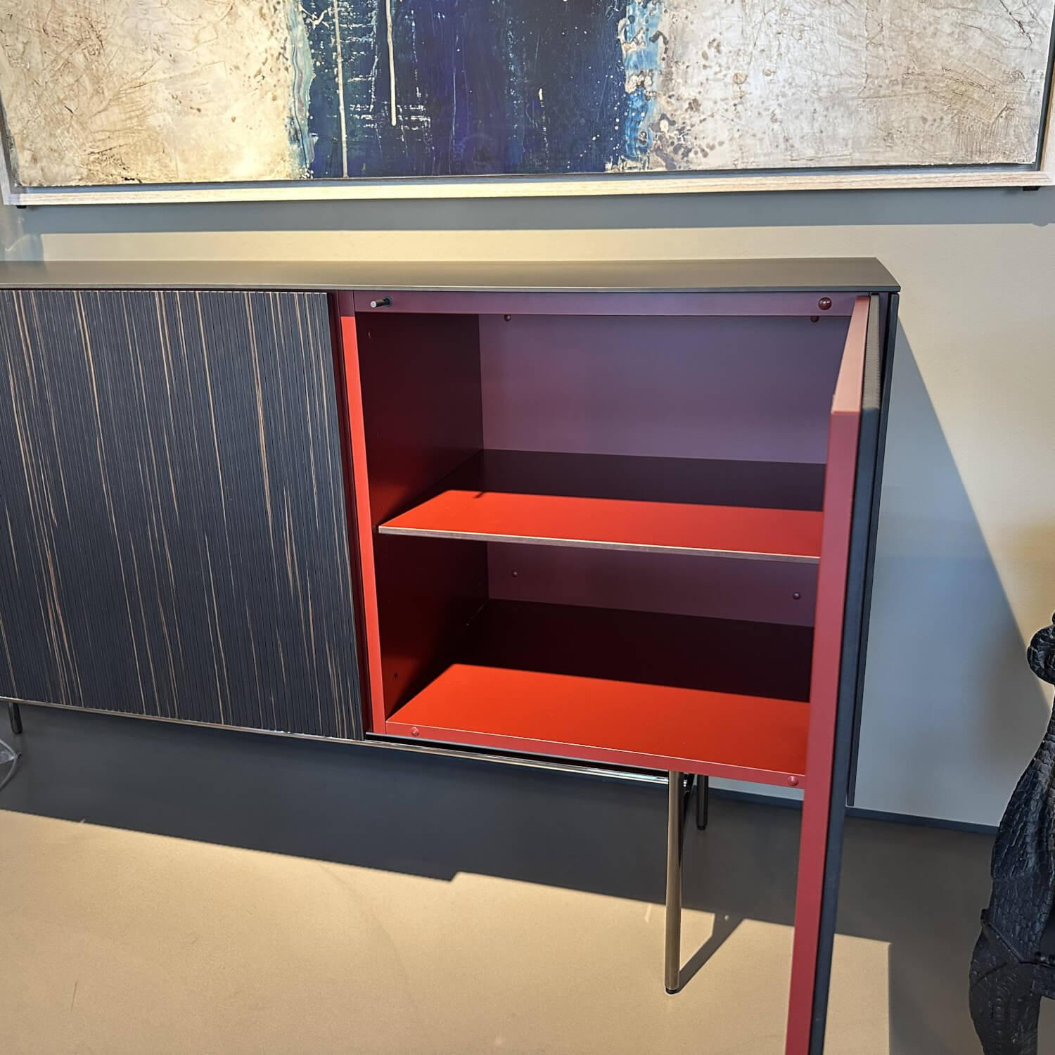 Kettnaker - Sideboard Soma Front Relief Maron Braun Korpus Lack Rubinrot Rot Abdeckplatte Fenix Schwarz Gestell Schwarz Chrom - 4