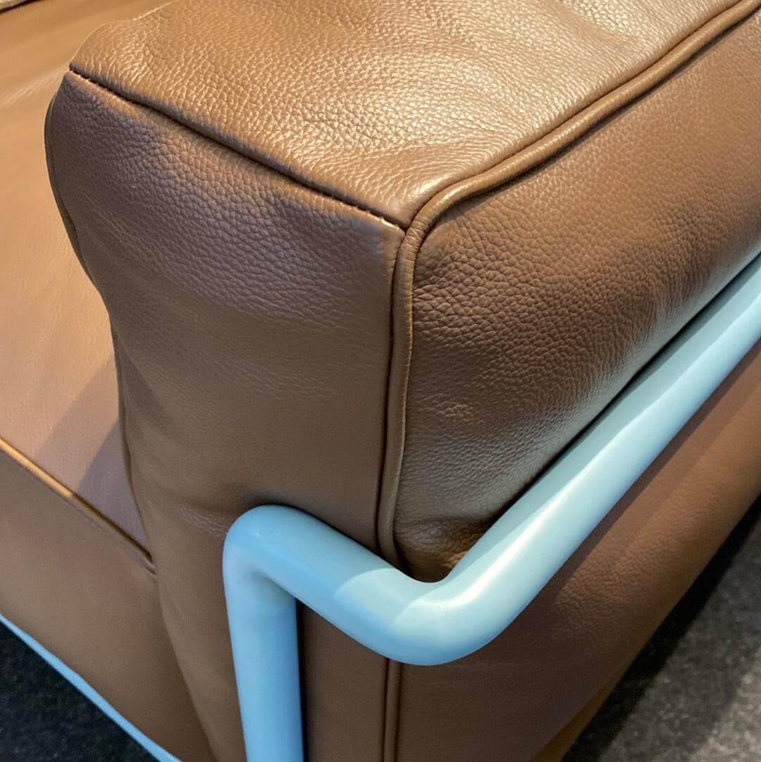 Cassina - Sessel LC3 Bezug Leder Costogno x Braun Gestell Stahl Hellblau Matt Lackiert - 3