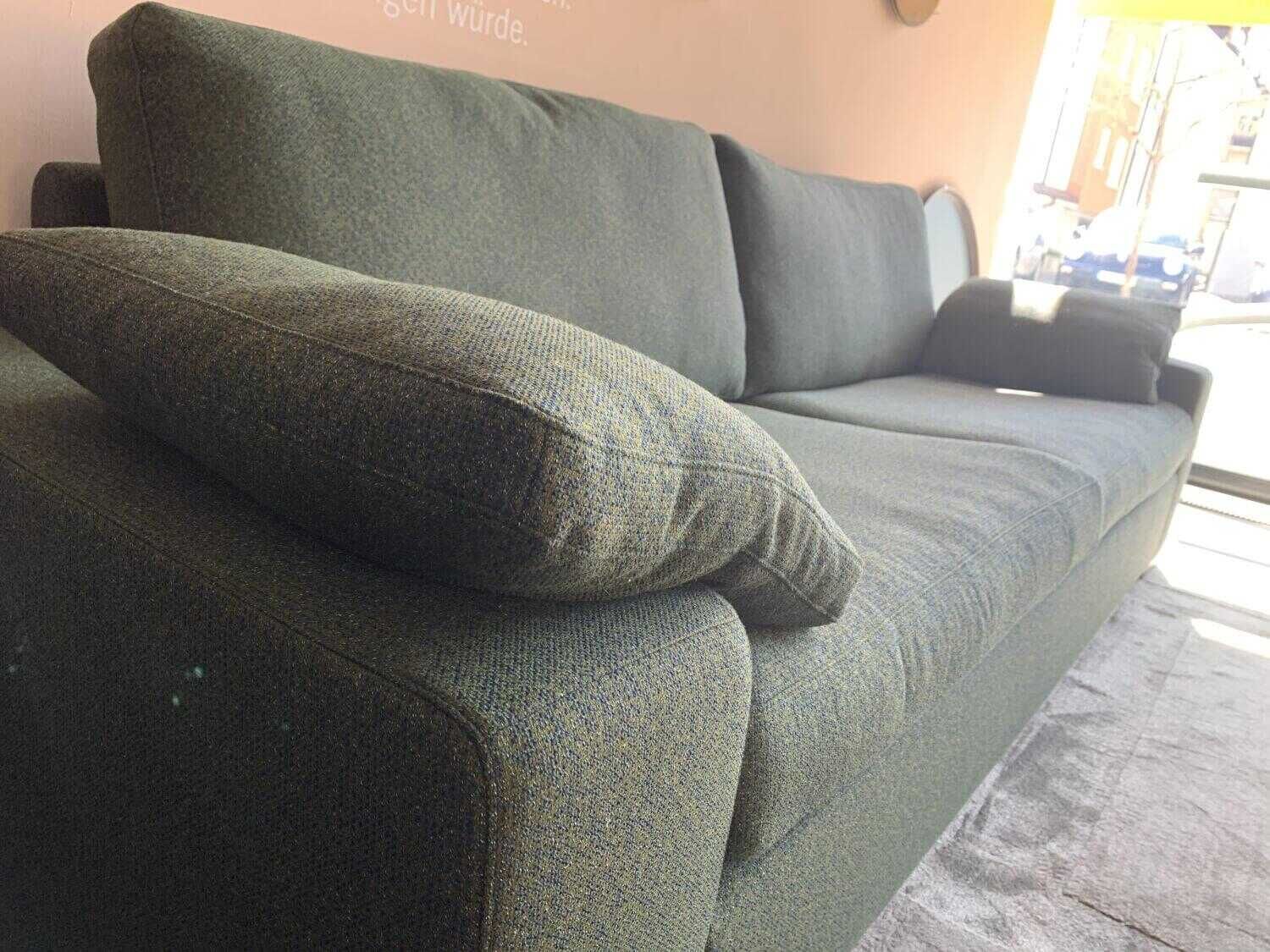 Sofa Conseta Bodennah Stoff 11024 Grün mit 2 Kissen