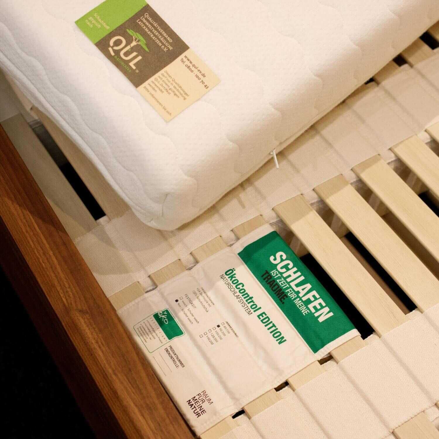 Holzschmiede - Bett Lova Nussbaum Massiv mit Polsterkopfteil und Schlafsystem Pro Natura - 8