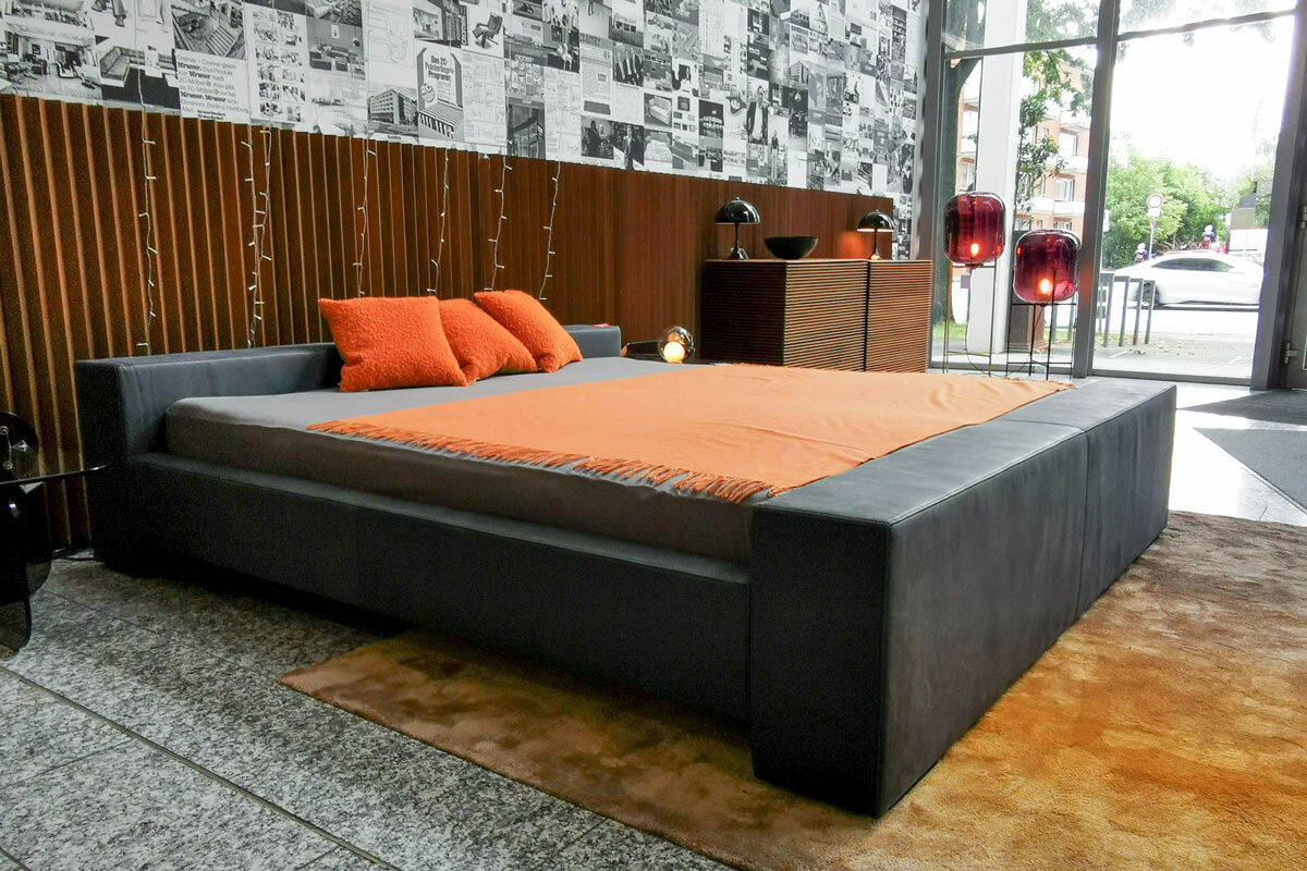 Möller Design - Polsterbett Brian Kopfteil A Niedrig Leder Novara 0523 Black Off Schwarz Fußplatte Holz Schwarz - 4