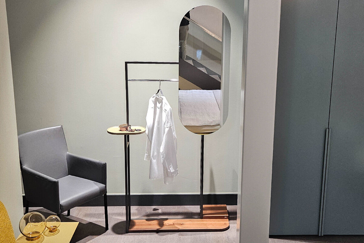 Rolf Benz - Garderobe 907 Nussbaum Massiv Lackiert mit Spiegel - 4