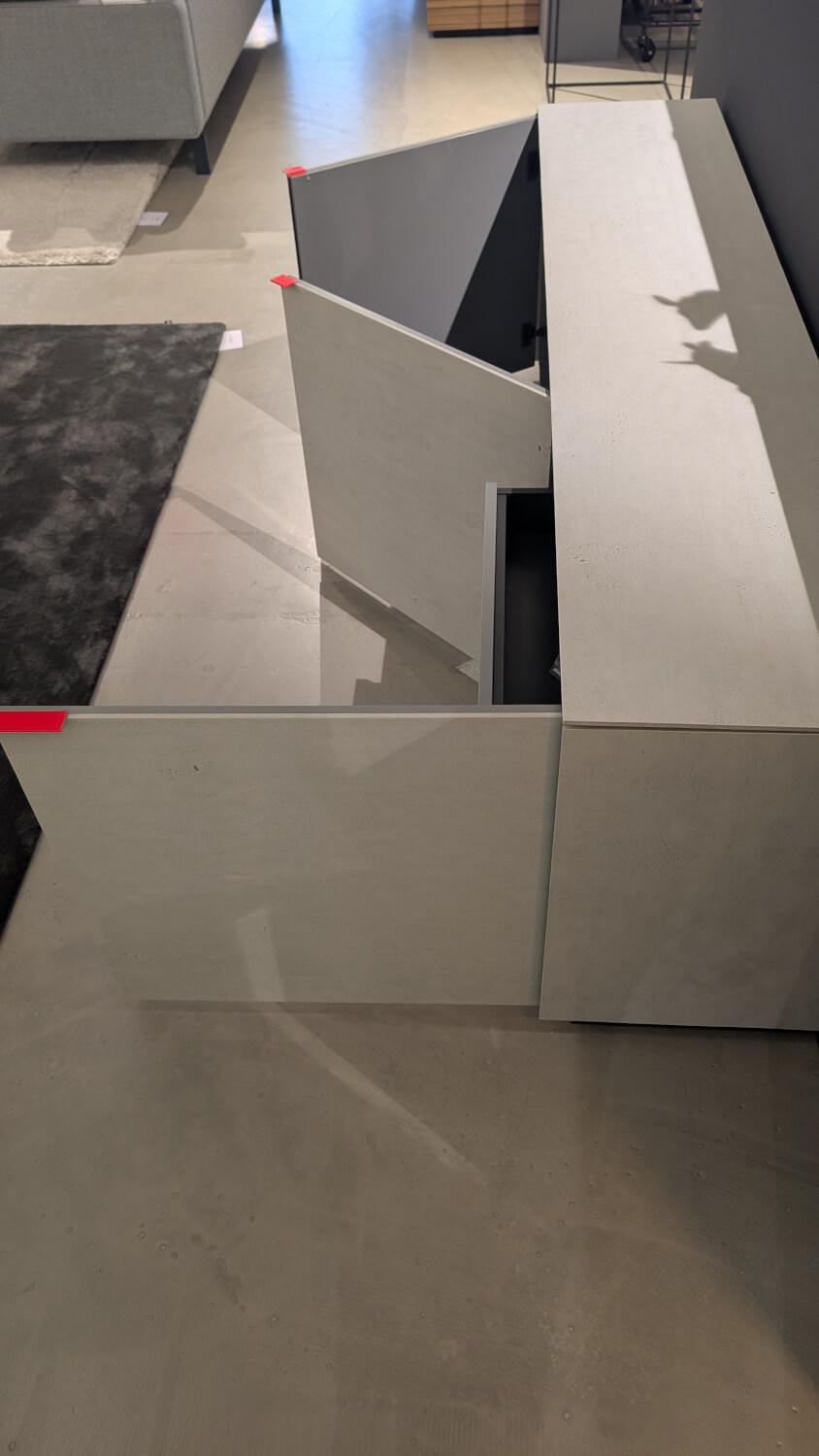 Kettnaker - Sideboard Soma Linoleum Betonoptik Griffe Neonrot Mit Glas Fachböden - 5