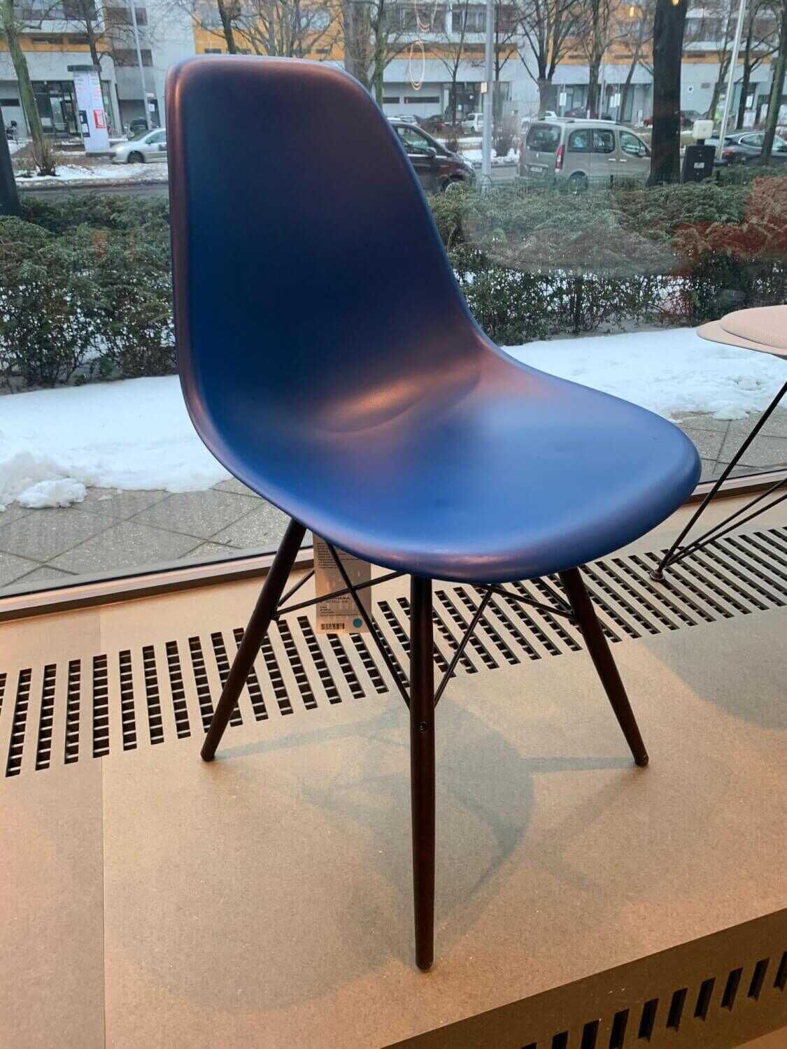 Stuhl Eames Plastic Side Chair DSW Marineblau Gestell Schwarz