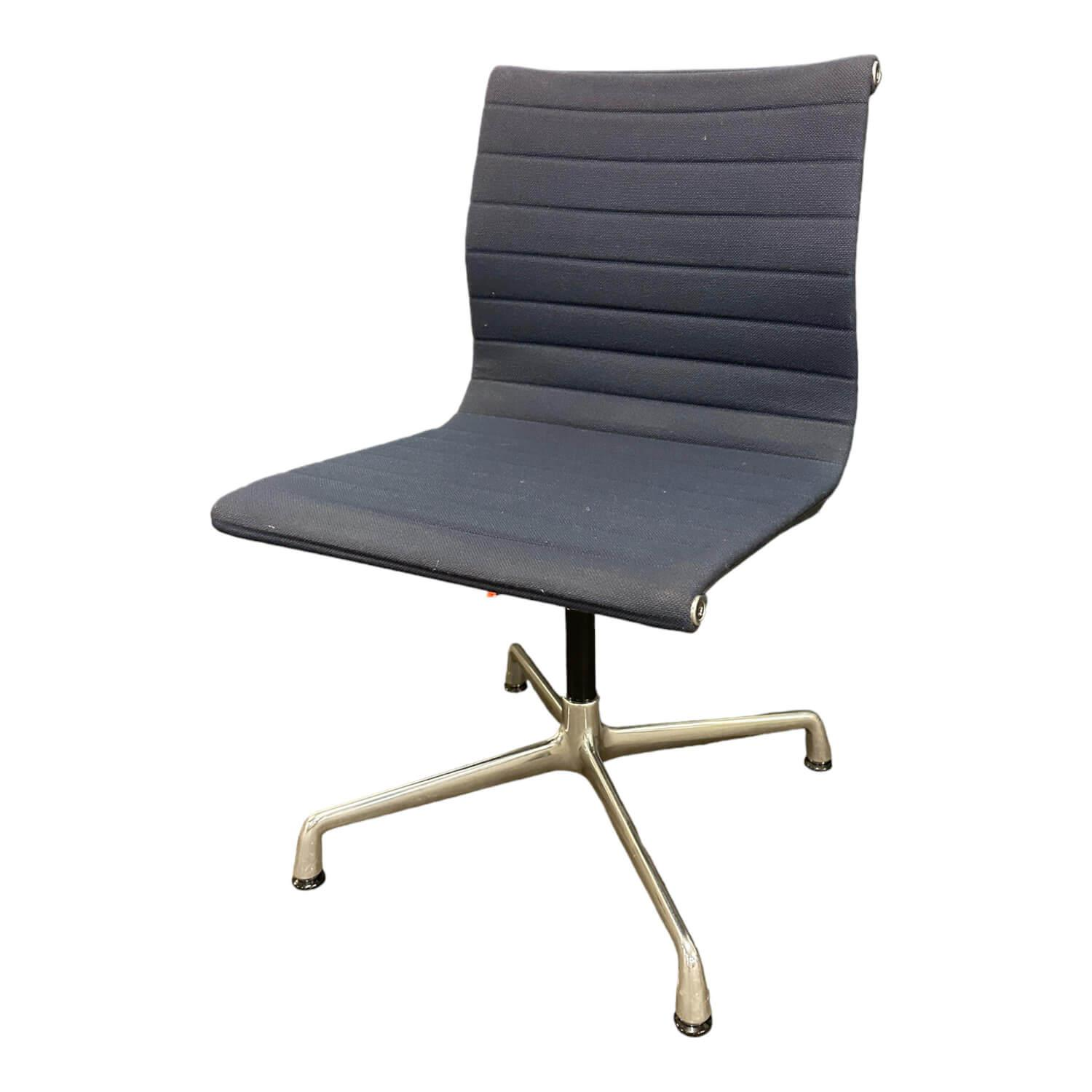 Stuhl Aluminium Chair EA101 Bezug Hopsak Dunkelblau Gestell Aluminum Verchromt