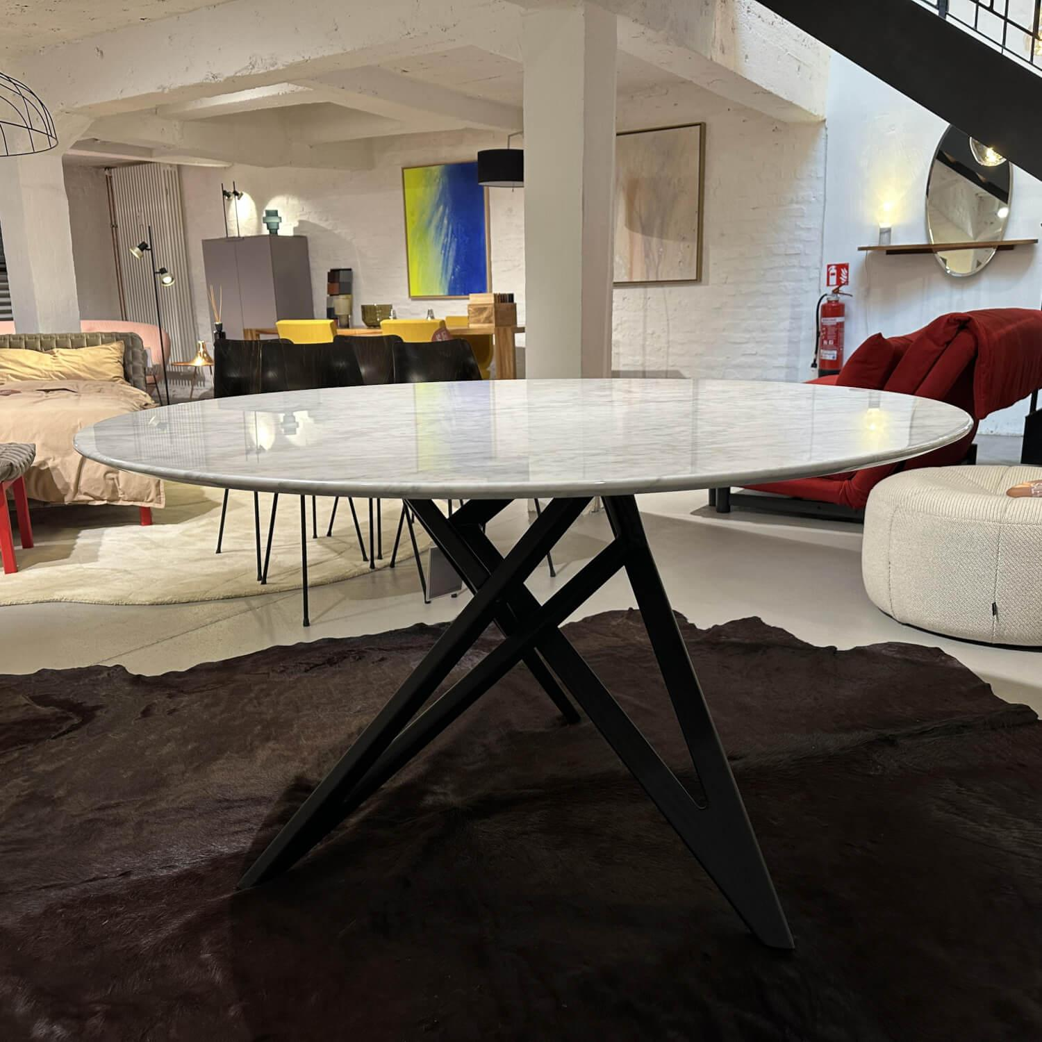 Ligne Roset - Esstisch Ennéa Rund Platte Marmor Weiß Gestell Eiche Schwarz Gebeizt - 2