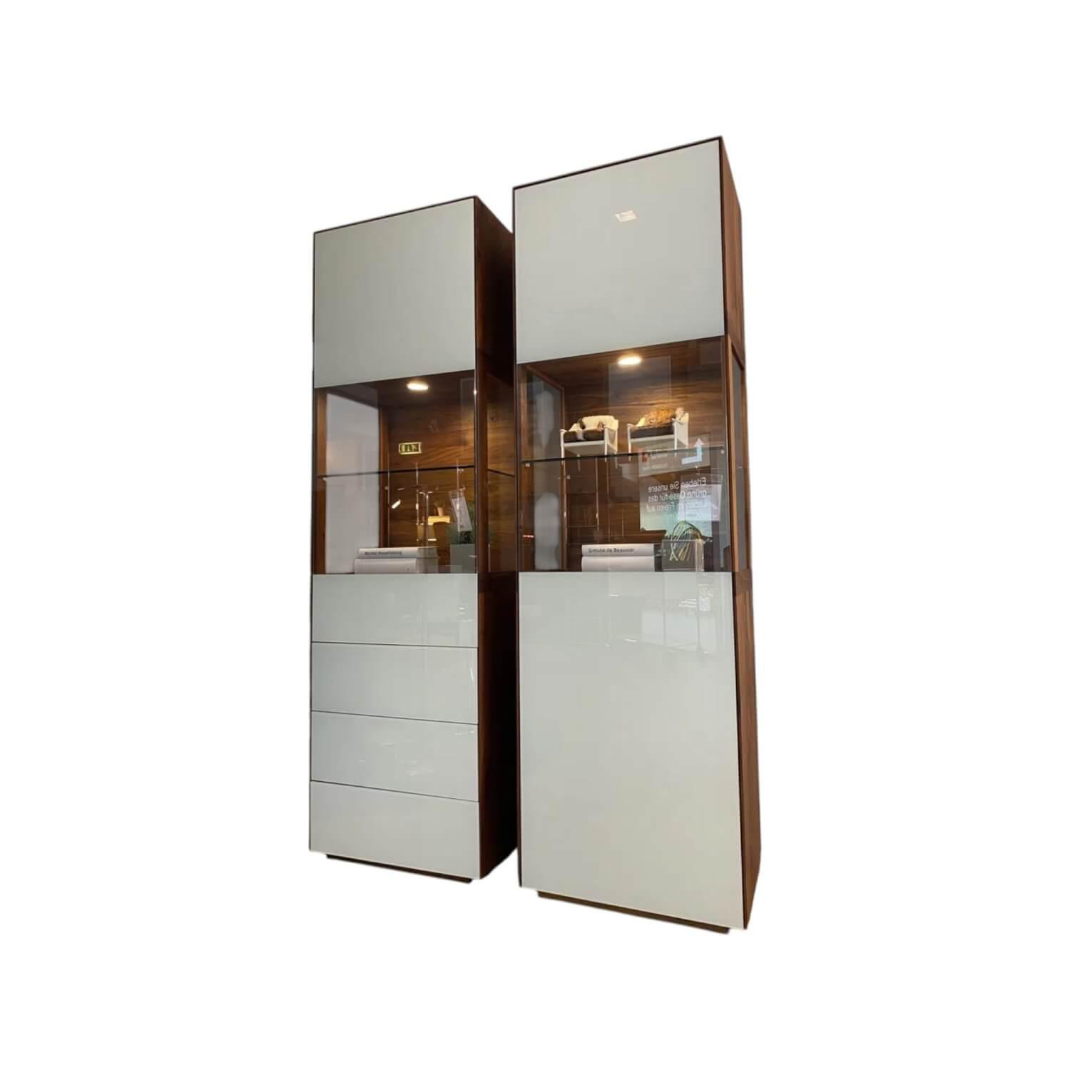 Scholtissek - 2er Set Vitrine Delano II Glas Optiwhite Weiß Glänzend Astiger Nussbaum Birke Natur Geölt Inklusive Beleuchtung - 1