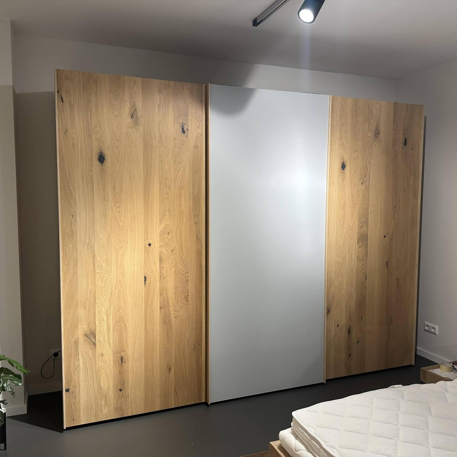 Team 7 - Schwebetürenschrank Soft Eiche Wild Weißöl Farbglas Matt Hellgrau Inklusive Innenleben Und Beleuchtung - 15