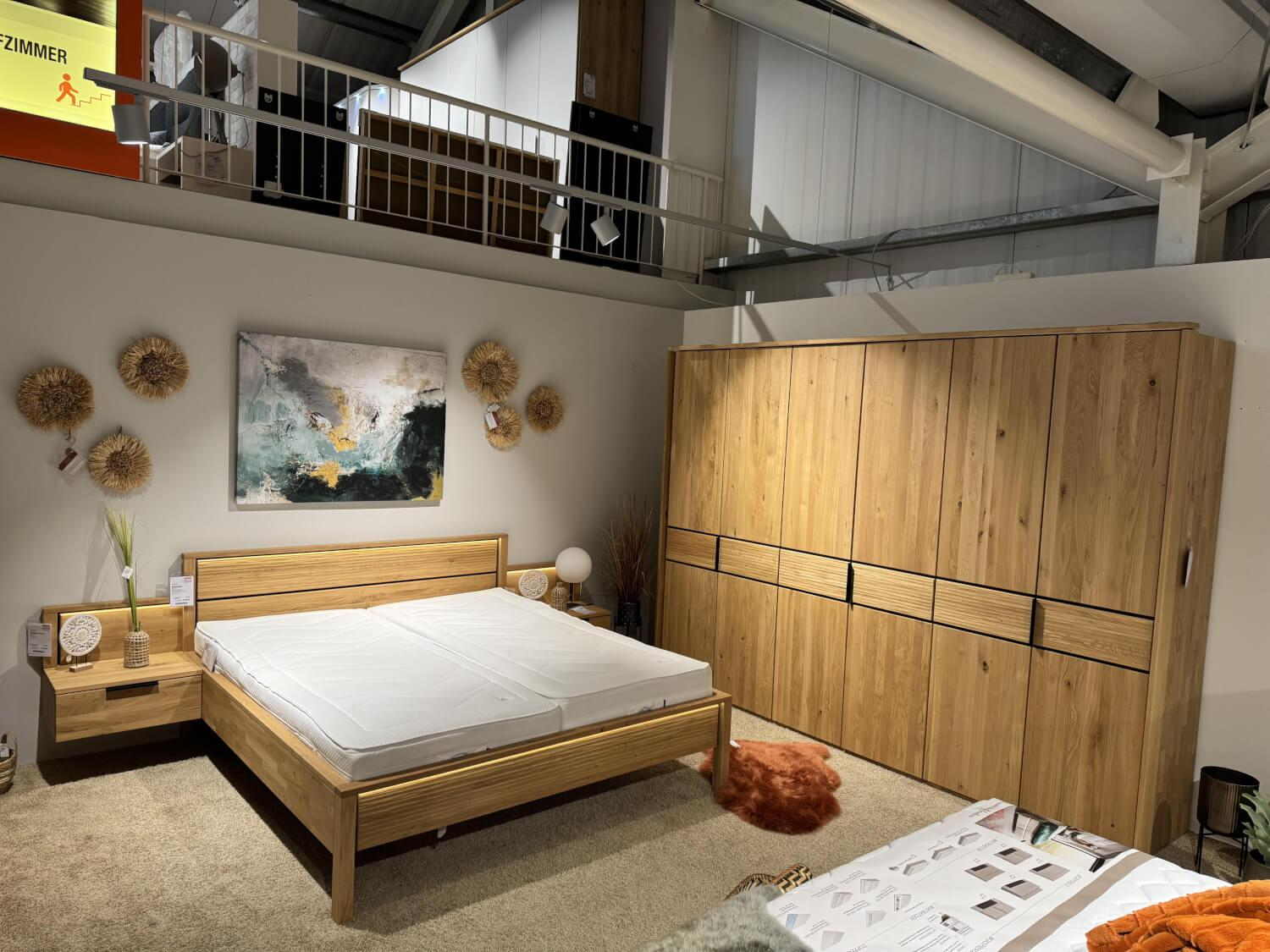 Global - Schlafzimmer Arano Bett  Eiche Natur Massiv Mit Gefrästen Einsatz Ohne Matratze Ohne Topper Inklusive  Kleiderschrank Und Nachtkonsolen Eiche Massiv Griffe Metall Schwarz - 6