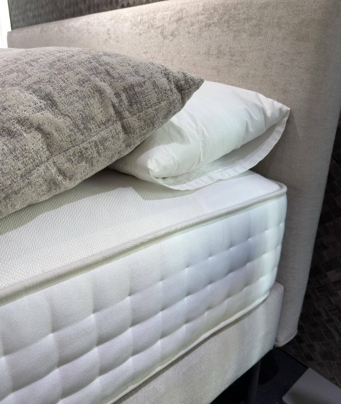 Schramm - Boxspringbett Basis 18 Kopfteil Change Stoff Bella-2690-Platinum mit Matratzen Divina - 12