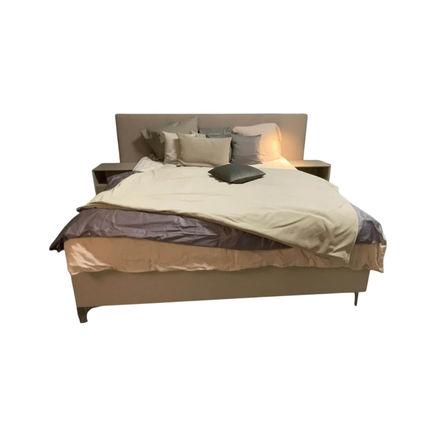 Kettnaker - Bett B3 Kopfteil Stoff Maple Creme Füße Verchromt Inklusive Nachttische Mattlack Seide Weiß - 1