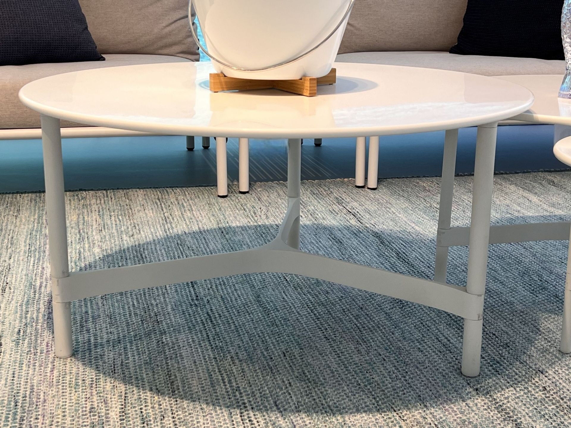 Cane Line - Beistelltisch Twist Groß Platte Hi Core PK90W Weiß Gestell Aluminium Weiß - 2