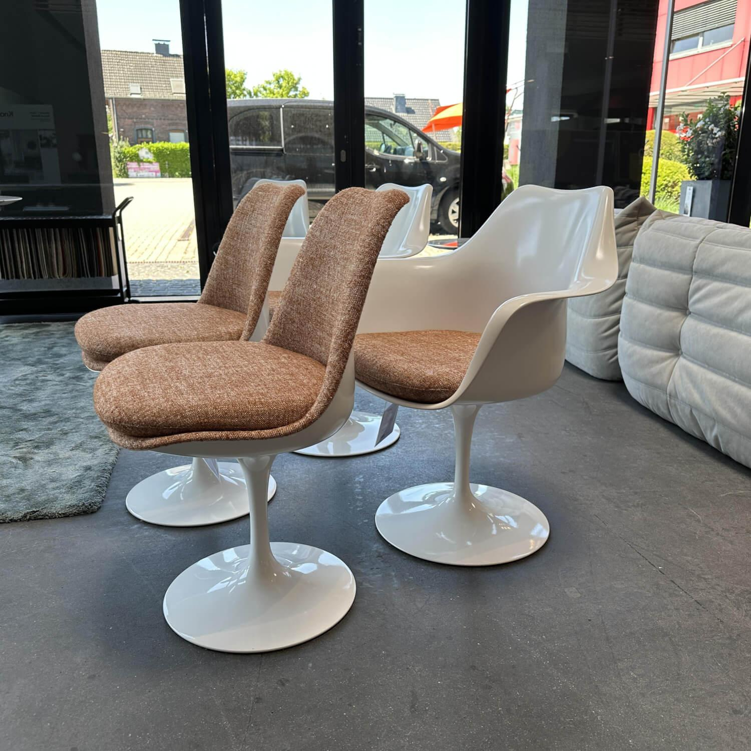 Knoll International - 4er-Set Stuhl Tulip Saarinen Weiss Terracotta mit und ohne Armlehnen - 6