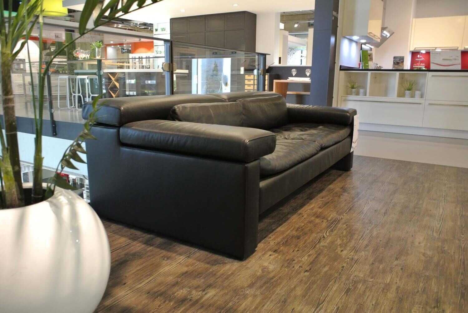 jori-sofa-shiva-jr-3930-leder-konia-schwarz-mit-klappbaren-nackenteilen-de27c92adc2f5d8343922de17 Jori - Sofa Shiva JR-3930 Leder Konia Schwarz mit klappbaren Nackenteilen - 2