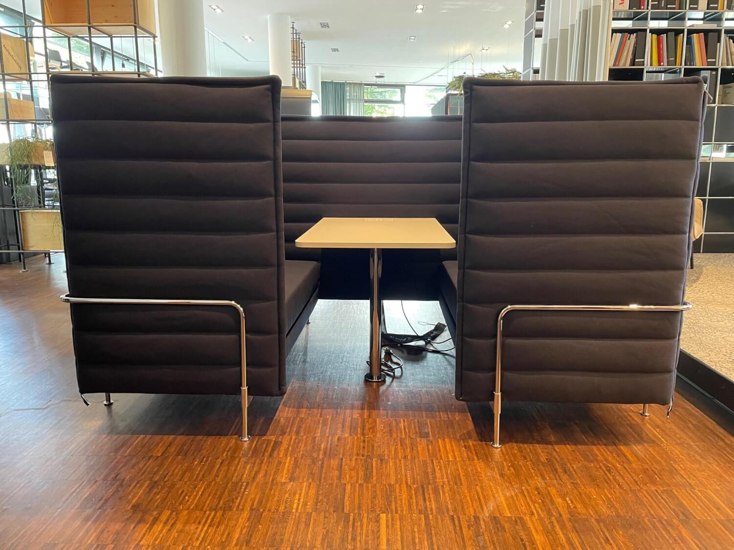 Vitra - Sitzkabine Alcove Cabin Highback Stoff Laser Dunkelblau Blau Moorbraun Braun Rahmen Glanzchrom Mit Tisch MDF Soft Light - 3