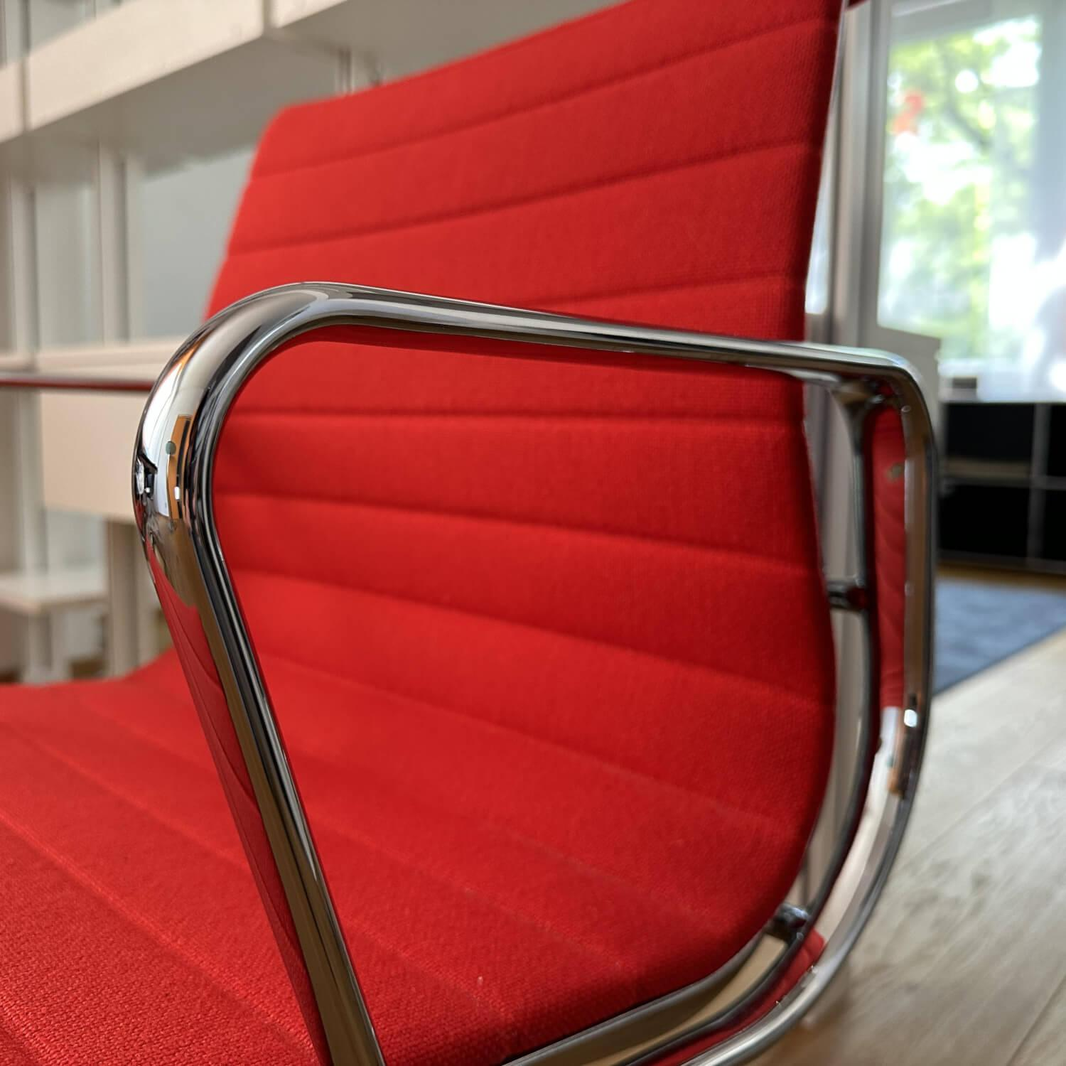 Vitra - Alu Chair EA 104 Mit Armlehnen Bezug Hopsak In Rot Poppyred 63 Drehgestell Verchromt - 2
