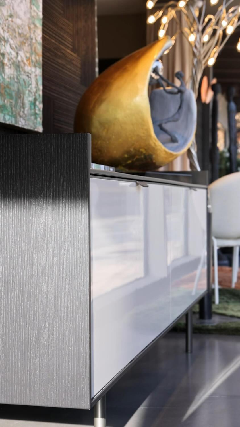 Minotti - Sideboard Darren Dining Farbe Sand Struktur Eschefurnier Korpus Aluminium Farbe Malz Mit Füßen - 2