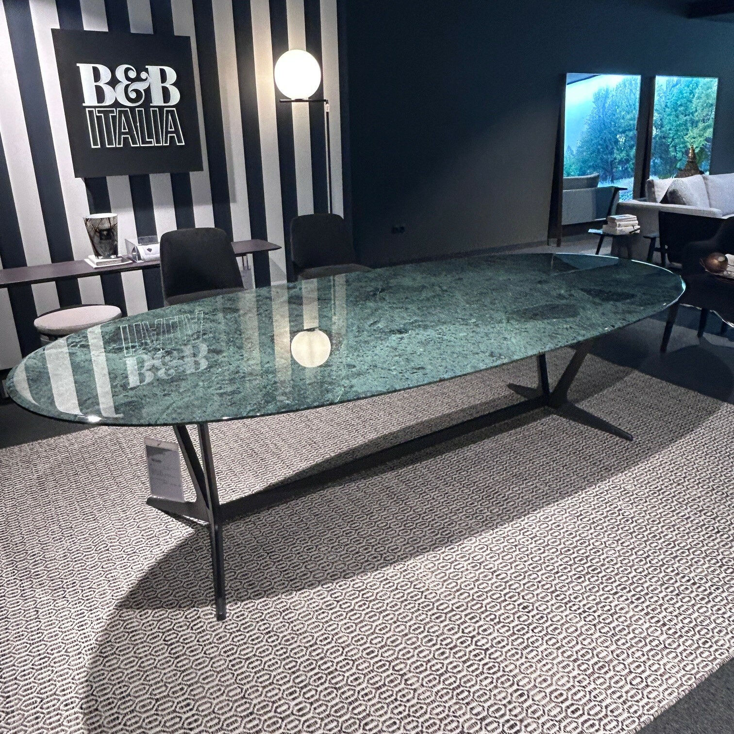 B&B Italia - Esstisch Astrum Platte Marmor Guatemala Grün Glänzend Oval Gestell Aluminium Graphit Schwarz Lackiert - 6