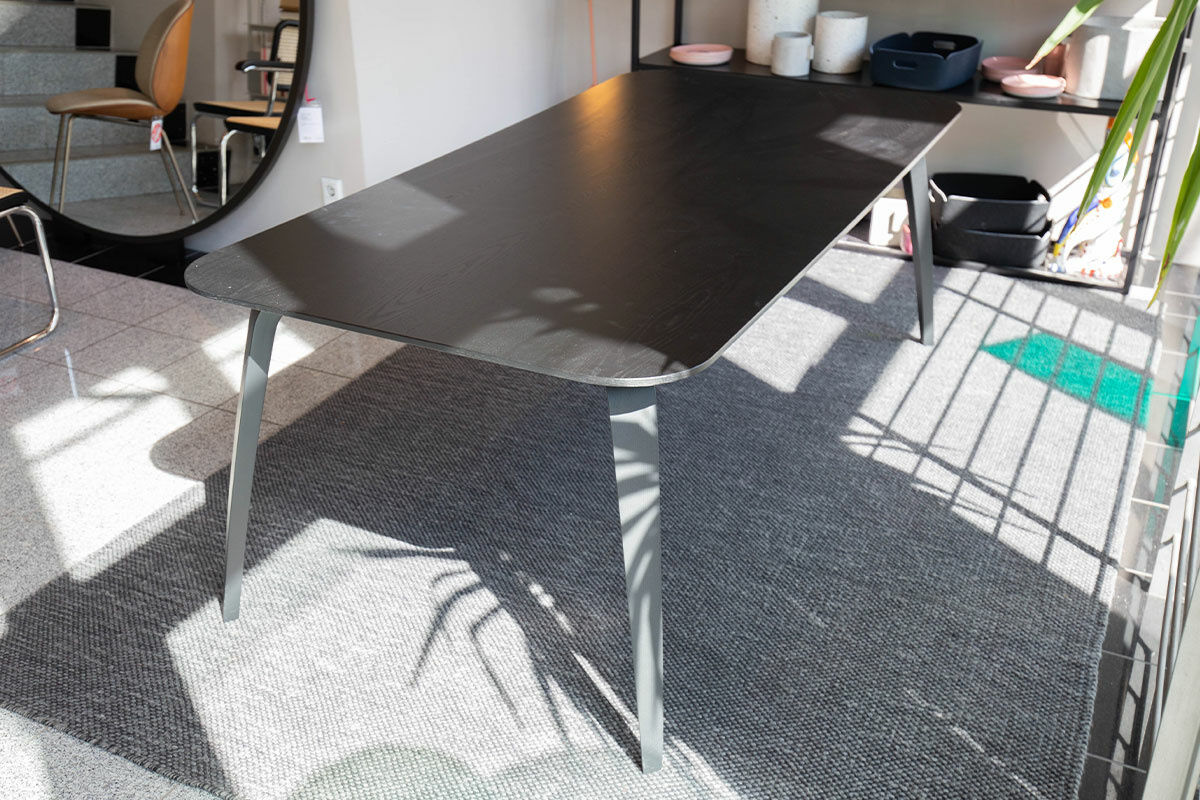 Gubi - Esstisch Gubi Dining Table Platte Esche Schwarz Semi Matt Lackiert - 4