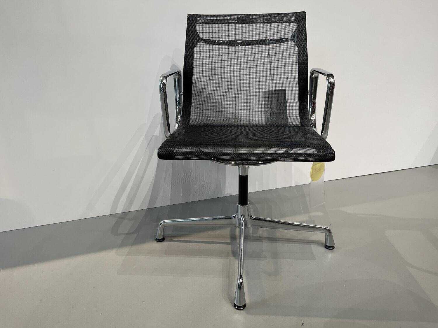 Konferenzstuhl Drehbar Aluminium Chair EA 104 Netz Nero 66 Schwarz
