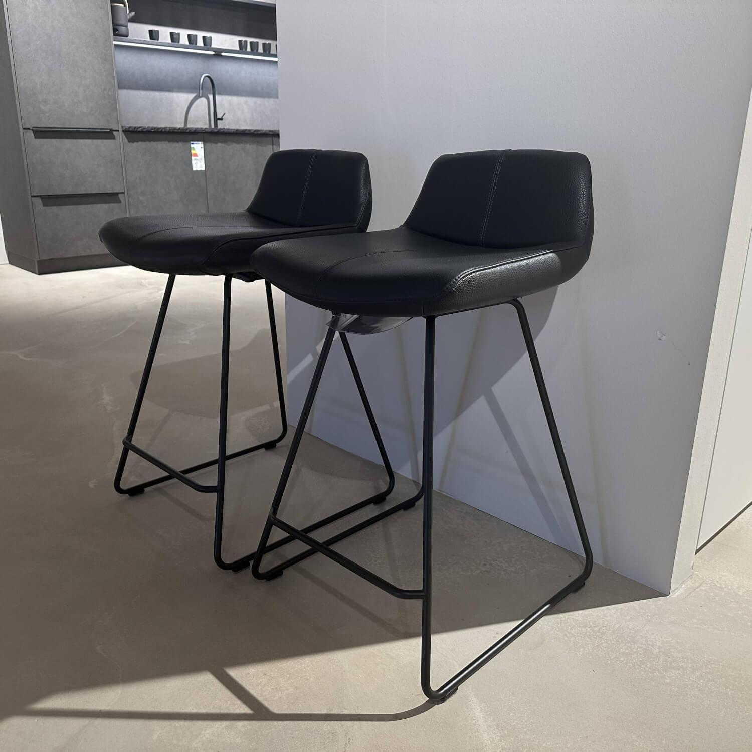 Leolux - 2er-Set Barhocker Caron Leder Senso 1000 Schwarz Gestell Epoxy Granite Anthrazit Matt - 3