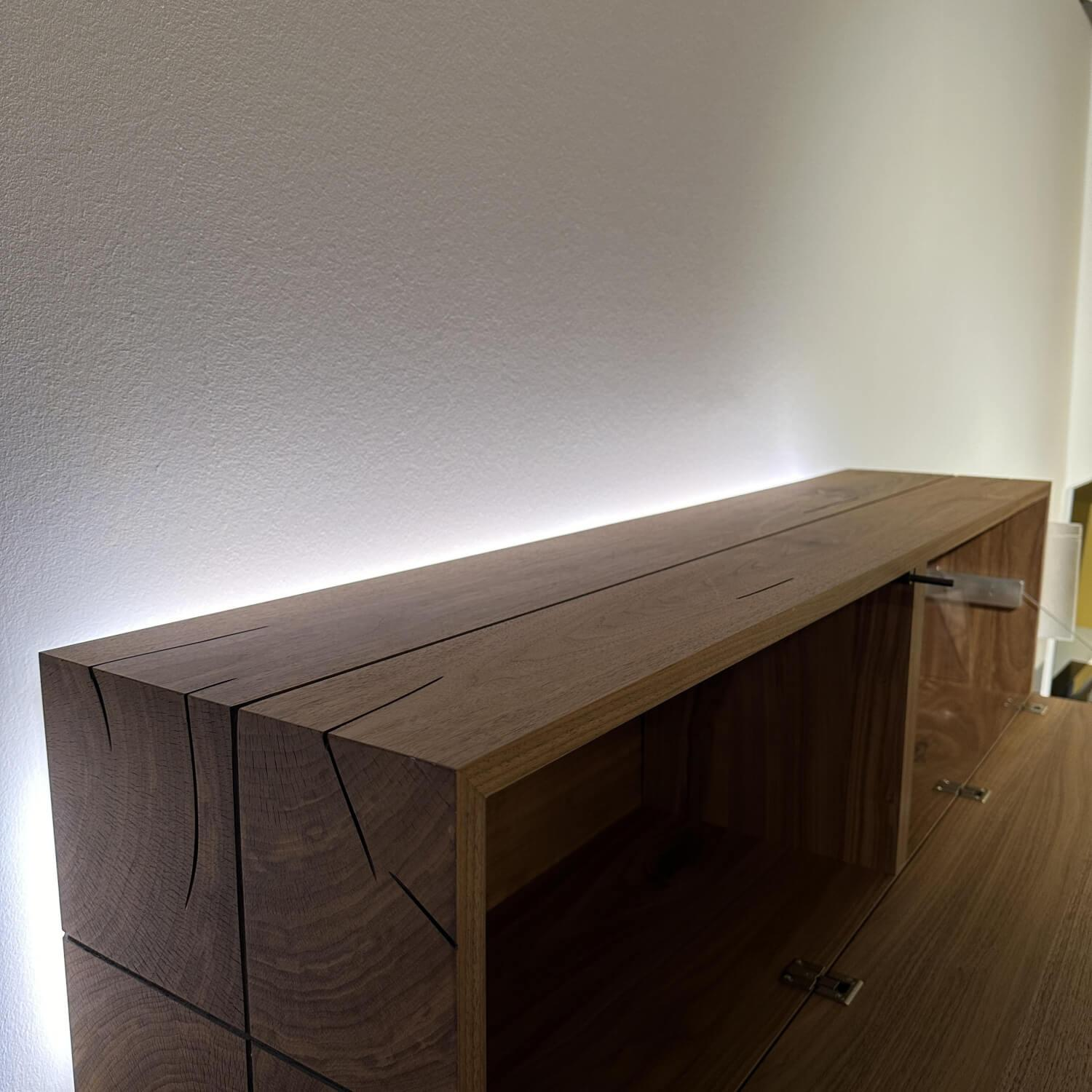 Hülsta - Wohnwand Gentis Lack Weiß Akzent Kernnussbaum Naturstamm Mit Beleuchtung - 4