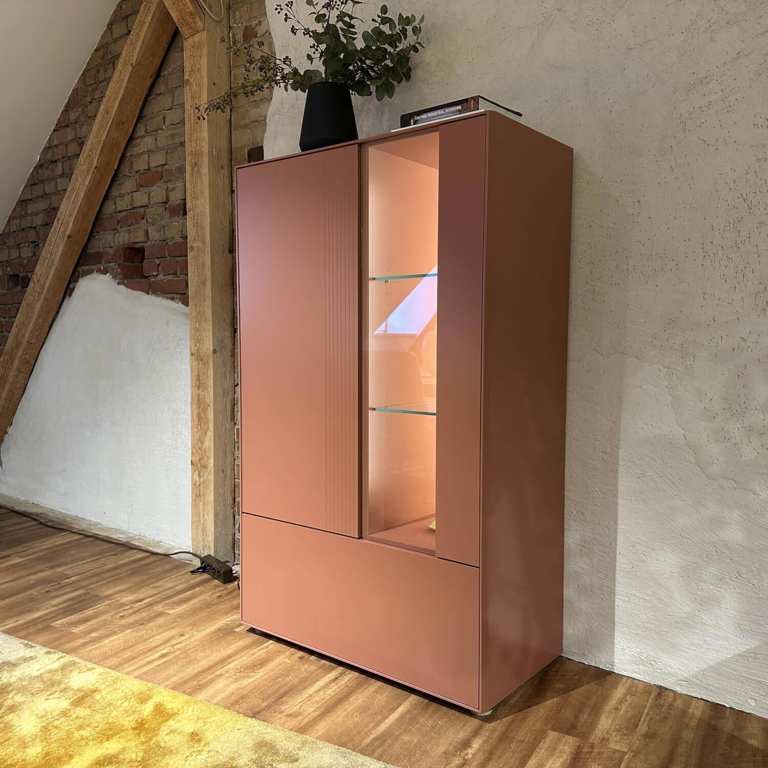Contur - Highboard Colore Lack Matt Samtbeere 489 Rosa Rot Sockelrahmen Drehfuß Vitrine Klarglas Mit LED Beleuchtung - 5
