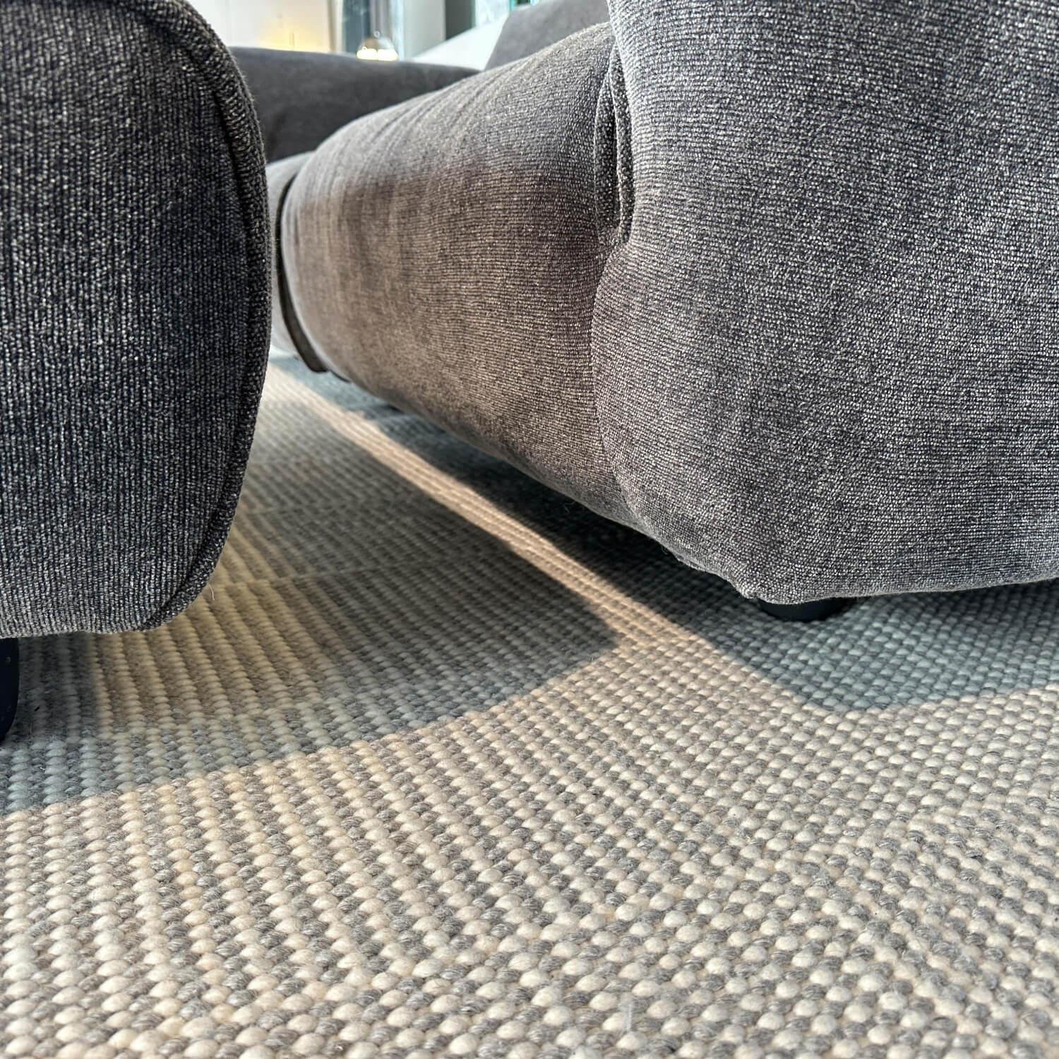 Edra - Sofa Grande Soffice Stoff Tessto 8568 Grau Füße Schwarz inkl. Hocker - 4