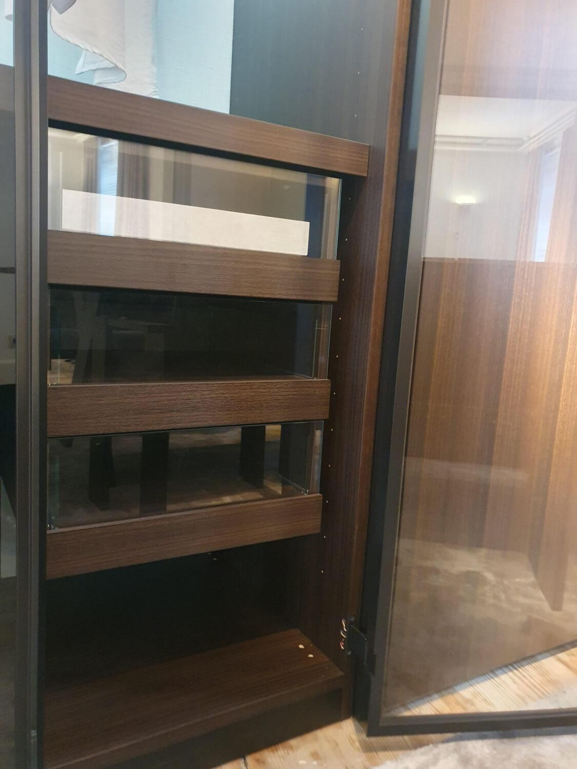 Porro - Schranksystem Storage Iron Front Glas Und Eucalyptus Furnier Korpus Melamin Eucalyptus - 4