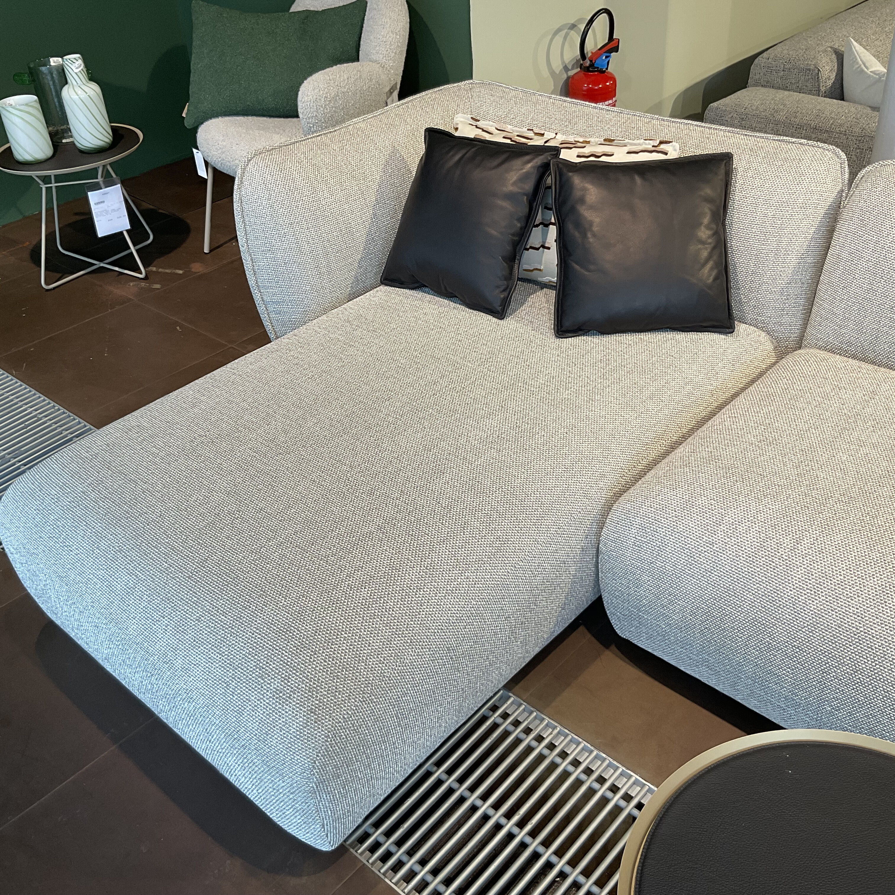 Freifrau - Sofa Mia Stoff Sahco Safire 0004 Hellgrau mit 5 Kissen - 4