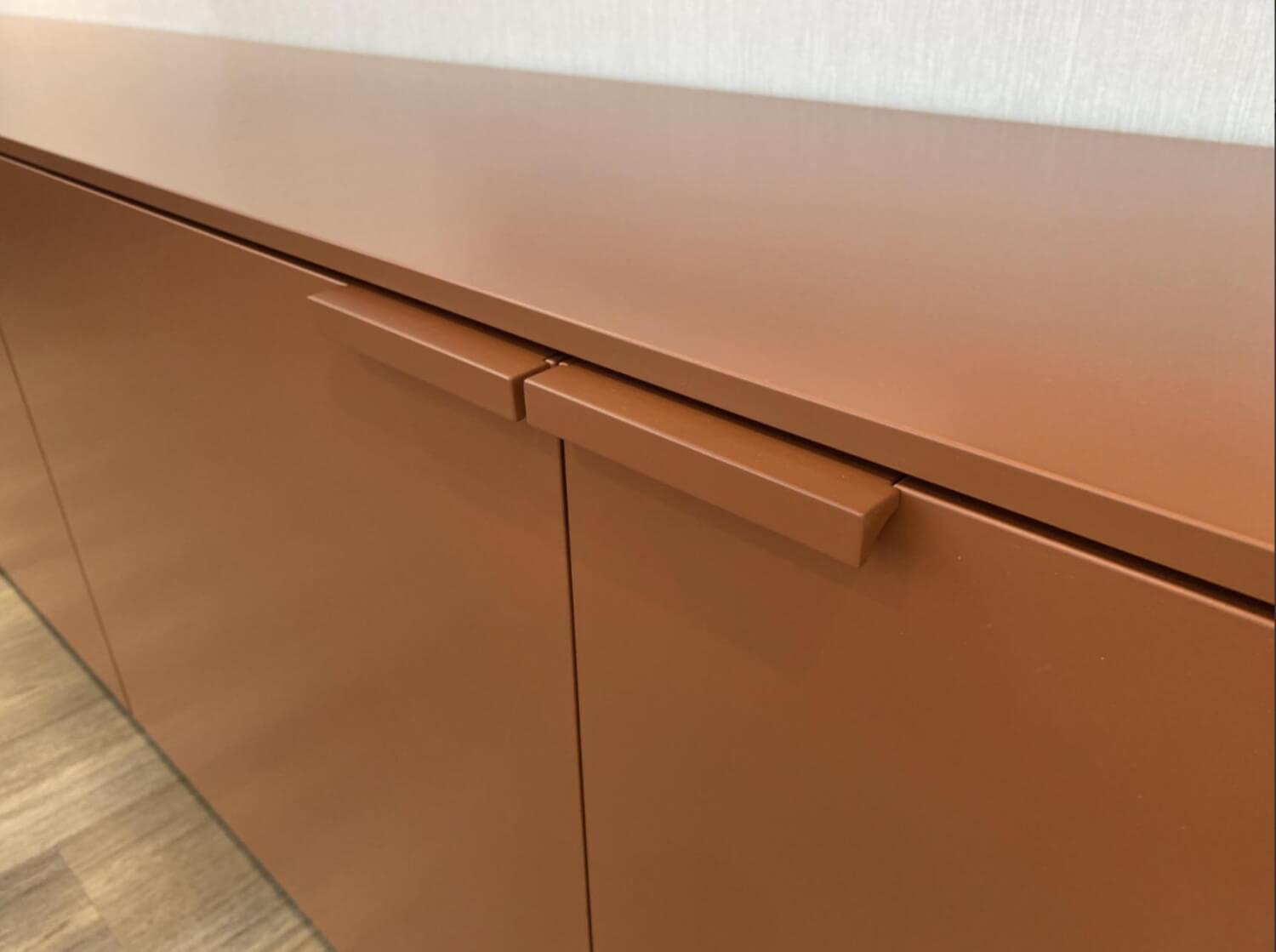 Schrank Sideboard Everywhere Lack Kommissionsfarbe Kupfer Innenausstattung mit je 2 Fachböden