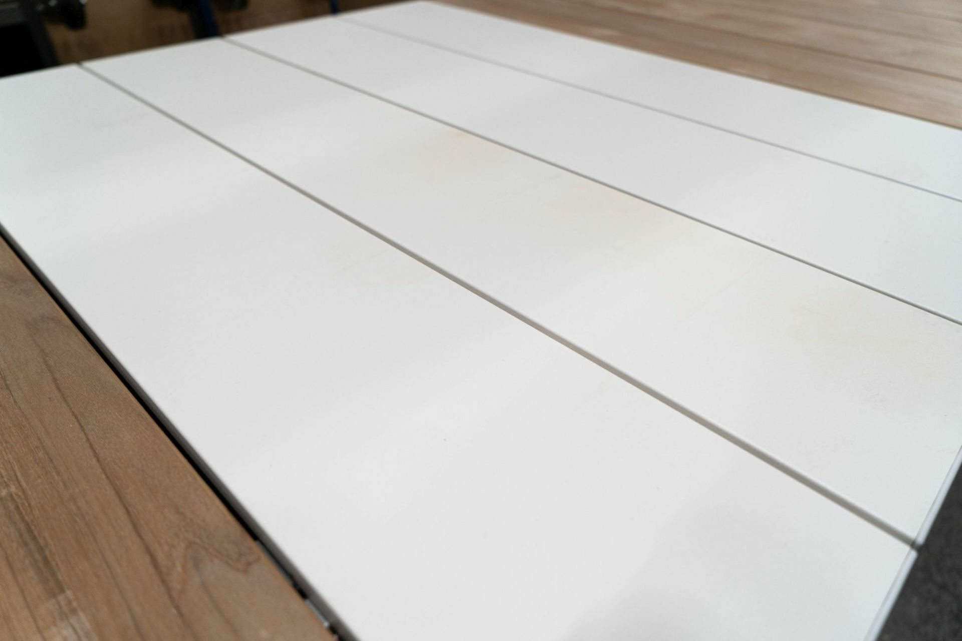 Kristalia - Esstisch Maki Slatted Platte Holz Teak Mit Einlegeplatten Aluminium Lackiert Weiß Gestell Aluminium Lackiert Weiß - 7