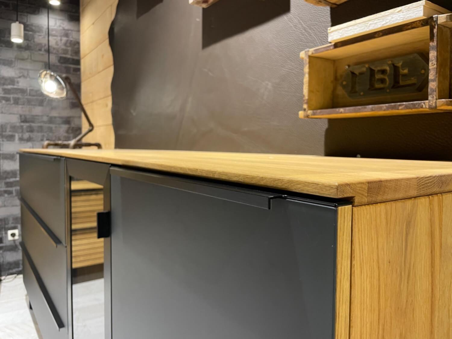 WK Wohnen - Sideboard WK 490 Baristo Asteiche Massiv Natur Belassen Geölt Front Farbglas Anthrazit Mit LED Beleuchtung - 2