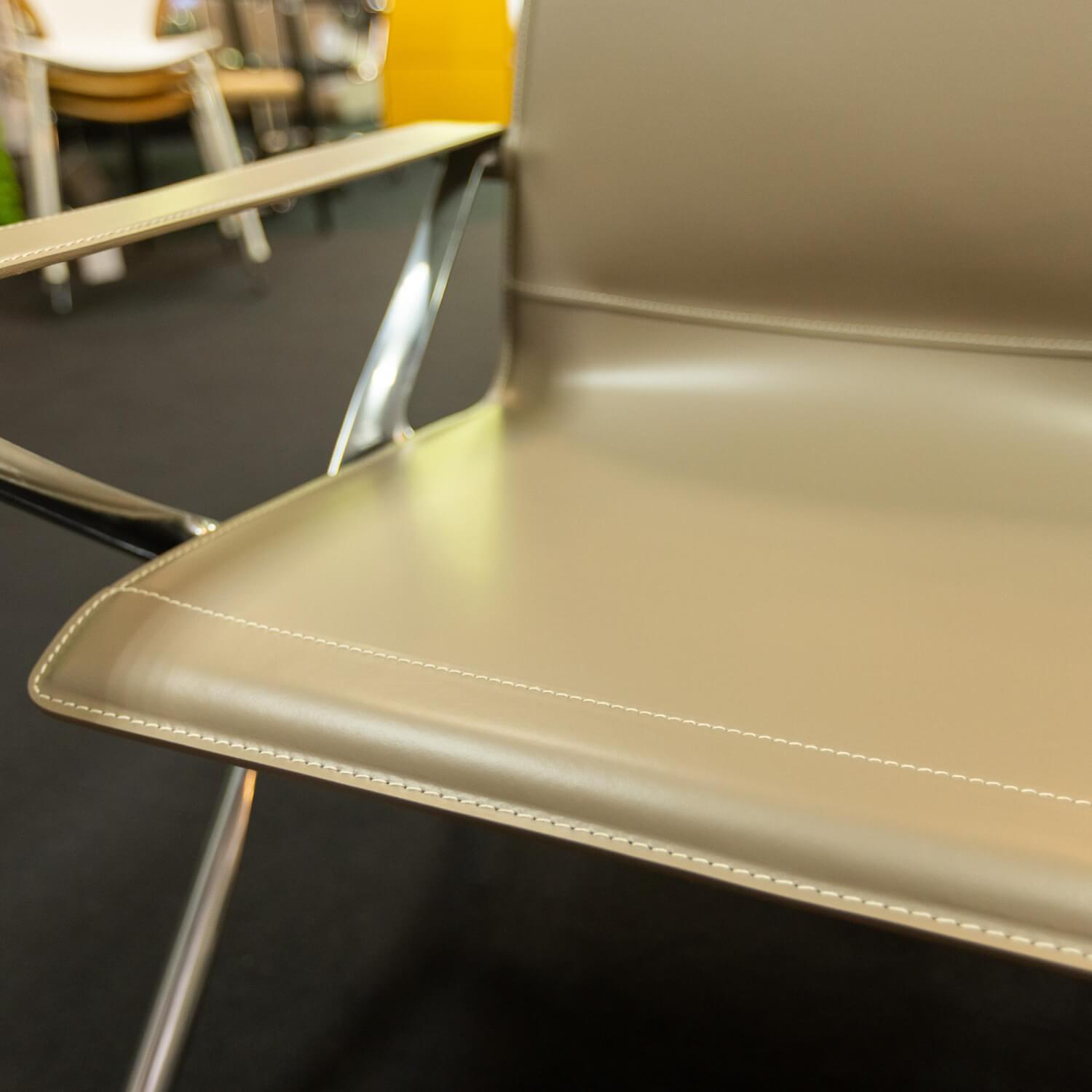 B&B Italia - Sessel Beverly 14  Kernleder Tortora 1121280 Rahmen Aluminium - 3