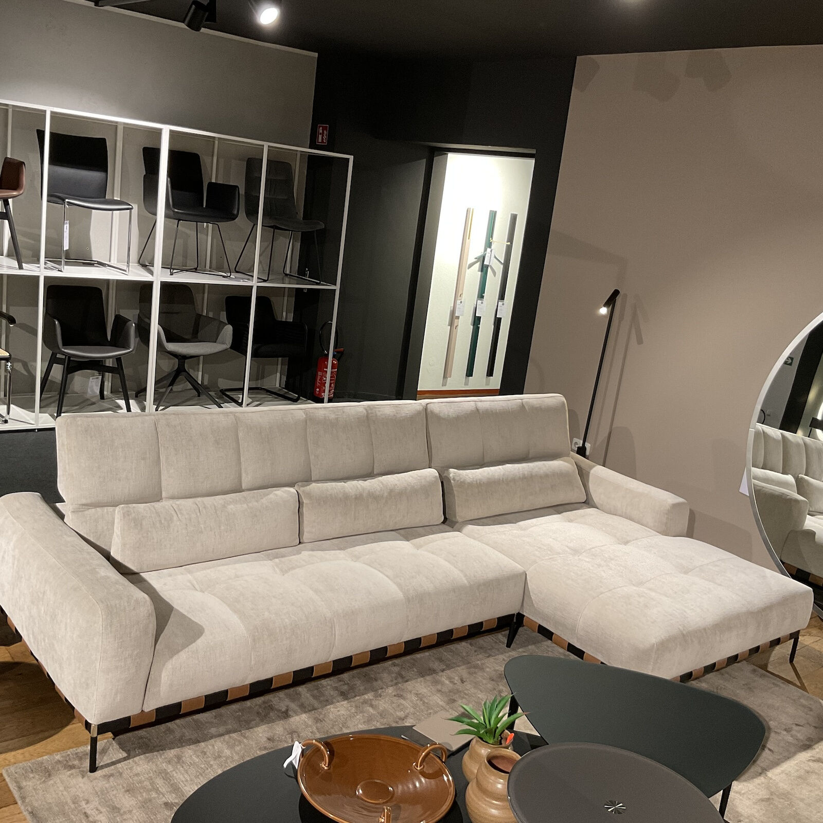 Cierre - Ecksofa Oscar Stoff 2 Ollin 101 Hellgrau Beige Sockel Metall Schwarz Lackiert Füße Chrom Gold - 9