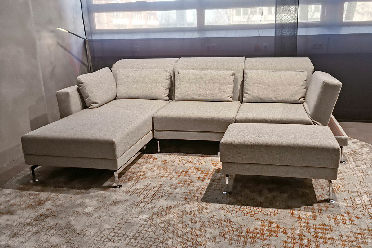 Brühl - Ecksofa Moule Medium Stoff 2480-45 Hellgrau Ablage Nussbaum Geölt mit Hocker - 7