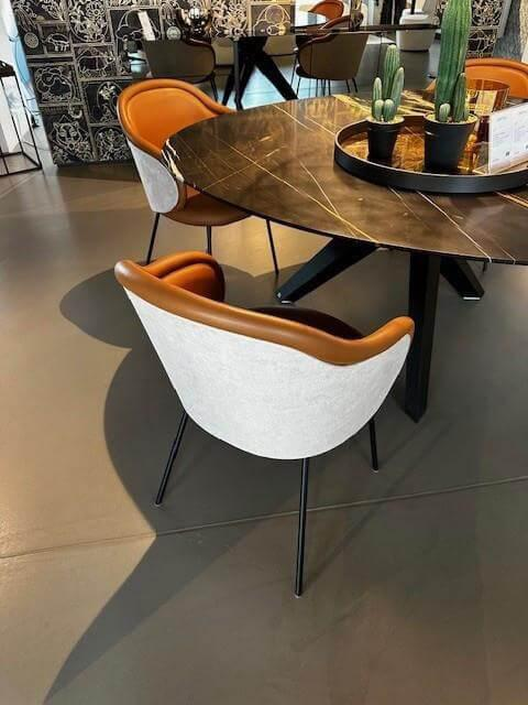 Freifrau - 4er Set Stuhl Ona Sitz Leder Opium Whisky 80024 Braun Rücken Stoff Smart Dune Beige Grau Stahlgestell Tiefschwarz Schwarz - 2