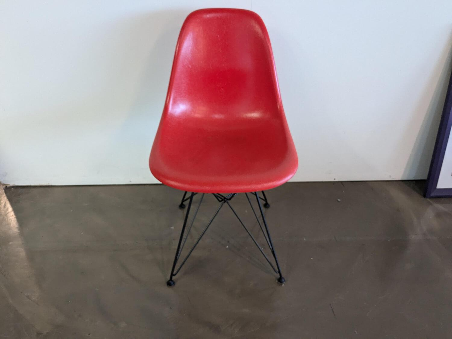 Vitra - Eames Sidechair DSR Schale Fiberglas Oxidrot Rot Gestell Stahl Schwarz Pulverbeschichtet - 5